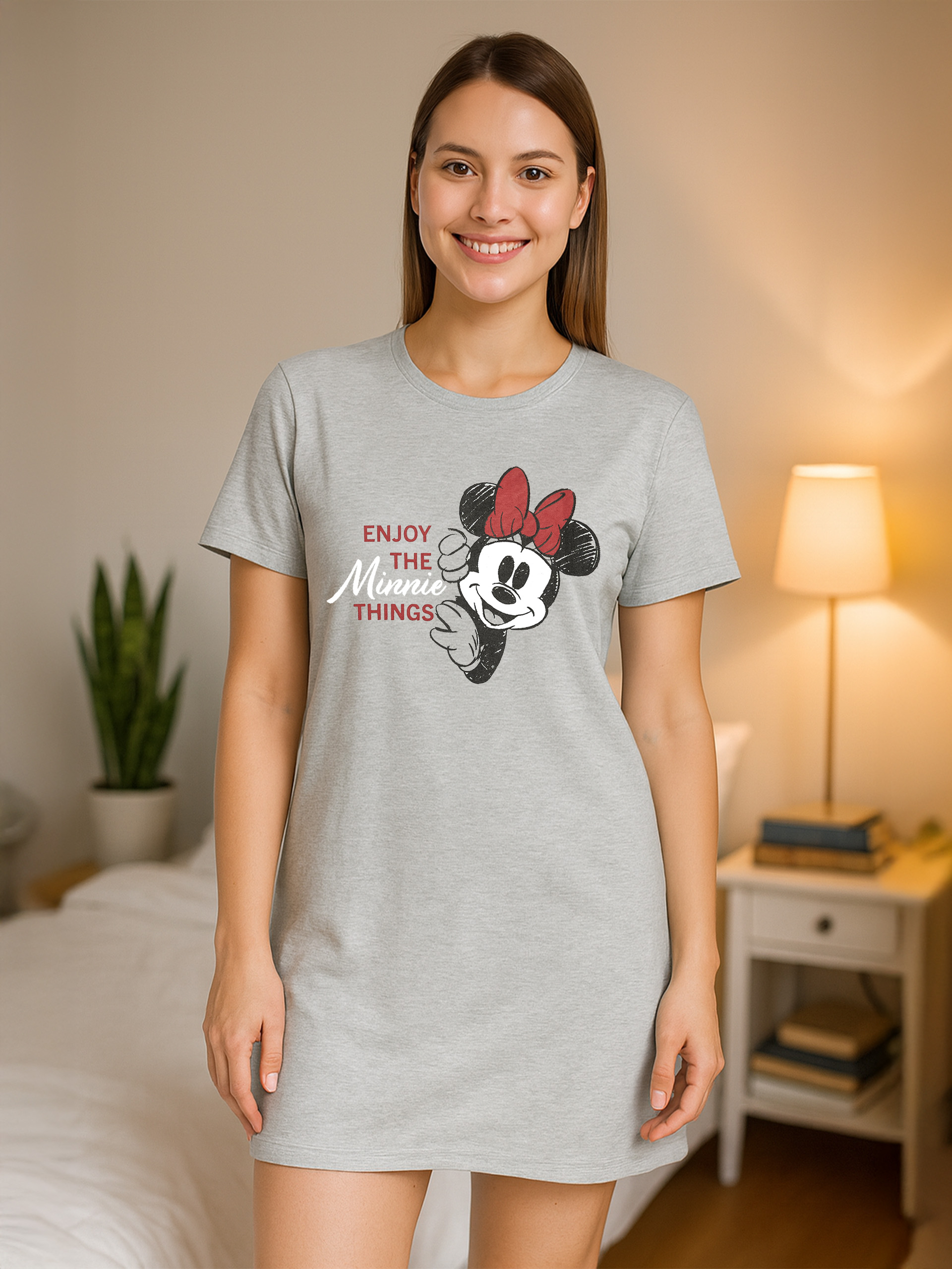 Eine Frau trägt ein graues T-Shirt mit Minnie Maus und Text auf dem Vorderteil.