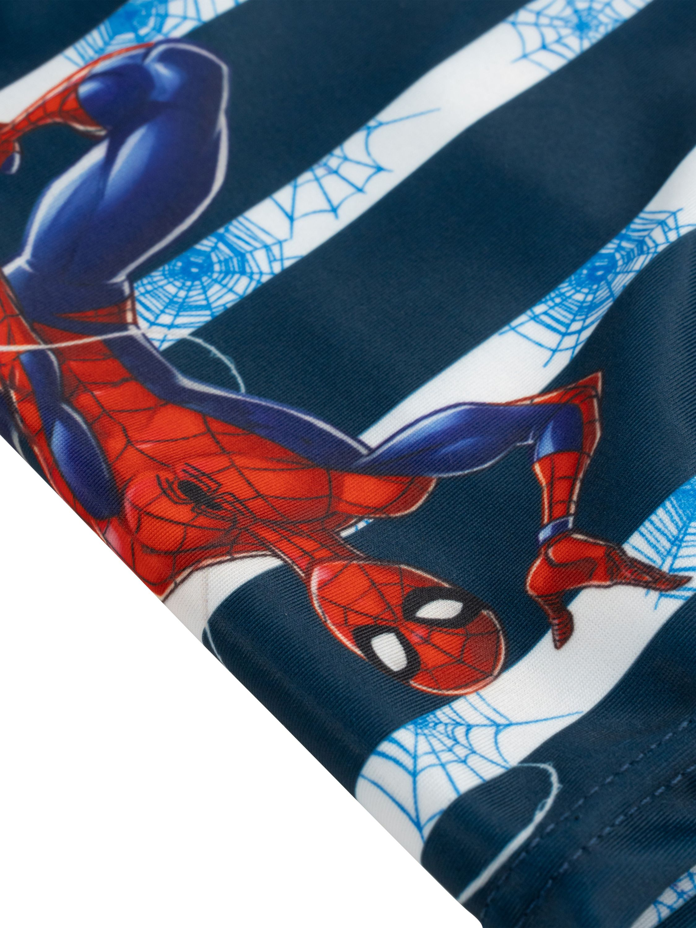 Spiderman auf dunkelblauem Grund mit weißen Streifen und Spinnennetzen.