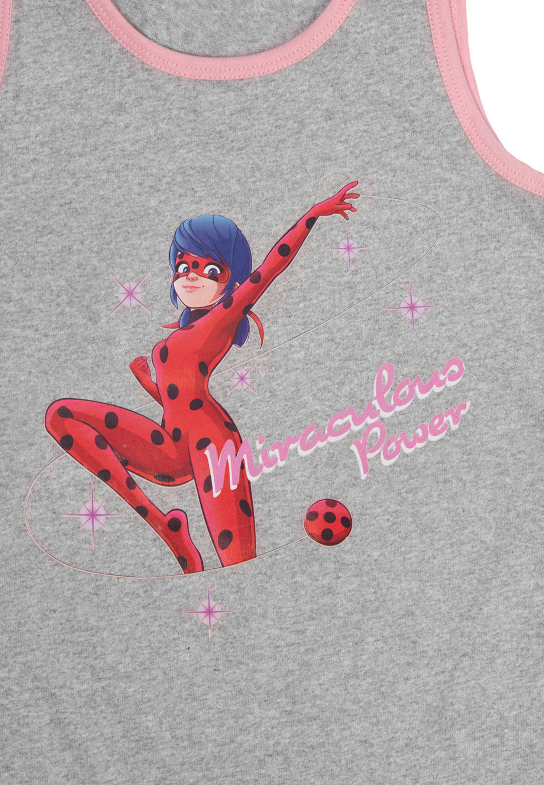 Ladybug mit blauen Haaren in rotem Anzug mit schwarzen Punkten, auf grauem Stoff.
