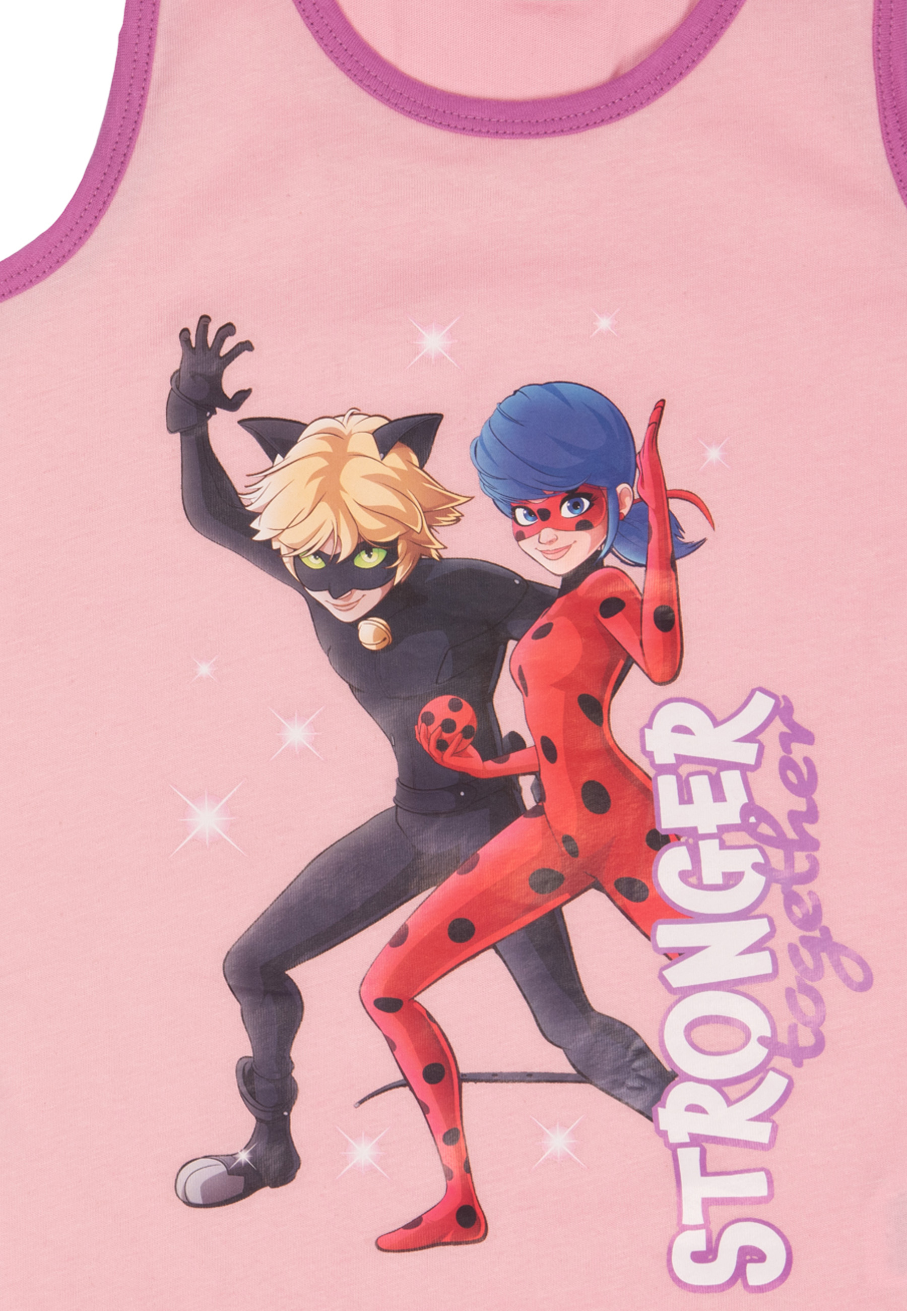 Cat Noir und Ladybug auf rosa Hemd. "Stronger Together" Schriftzug.