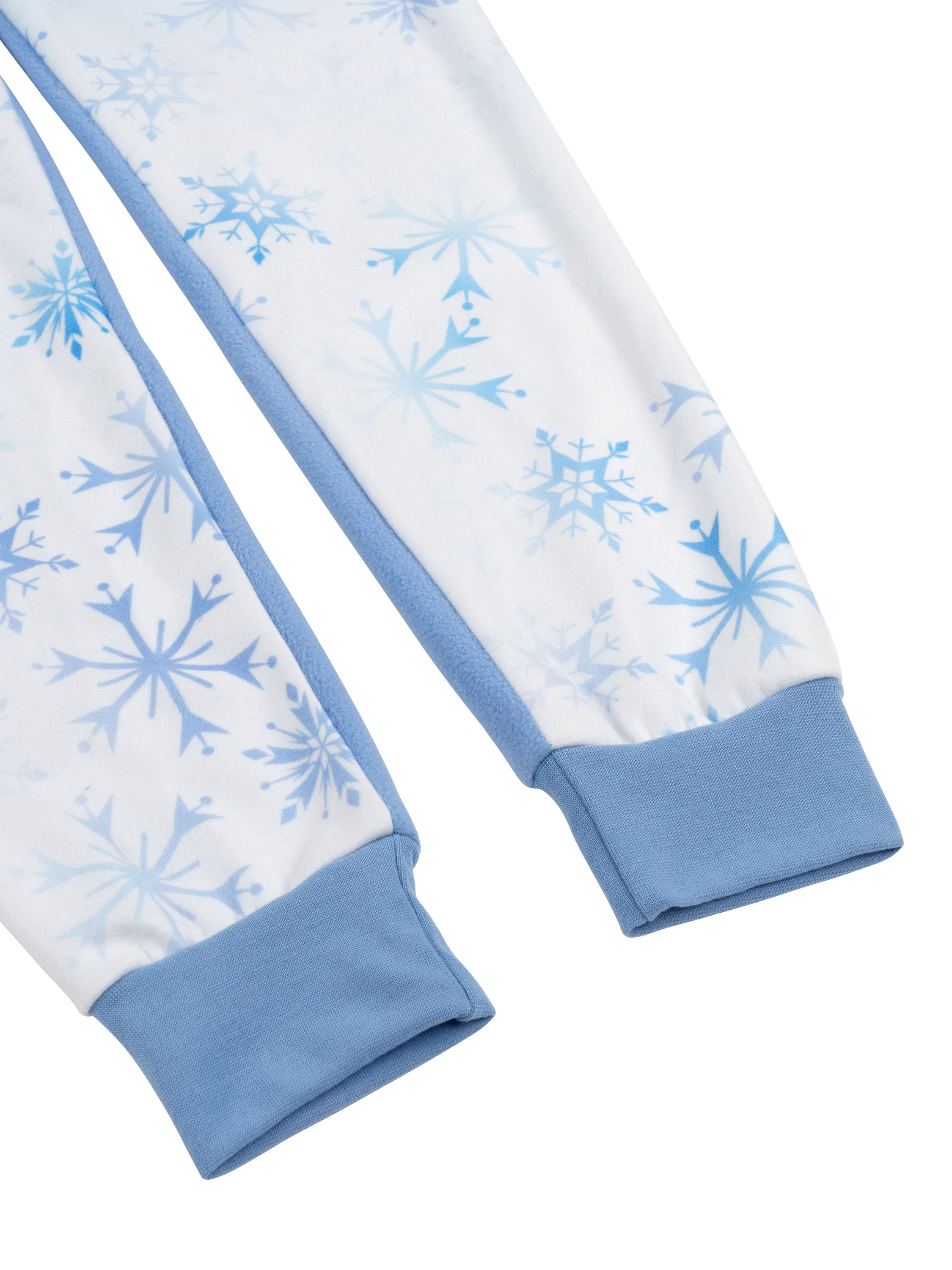 Ein weißer Anzug mit blauen Schneeflocken und blauen Bündchen.