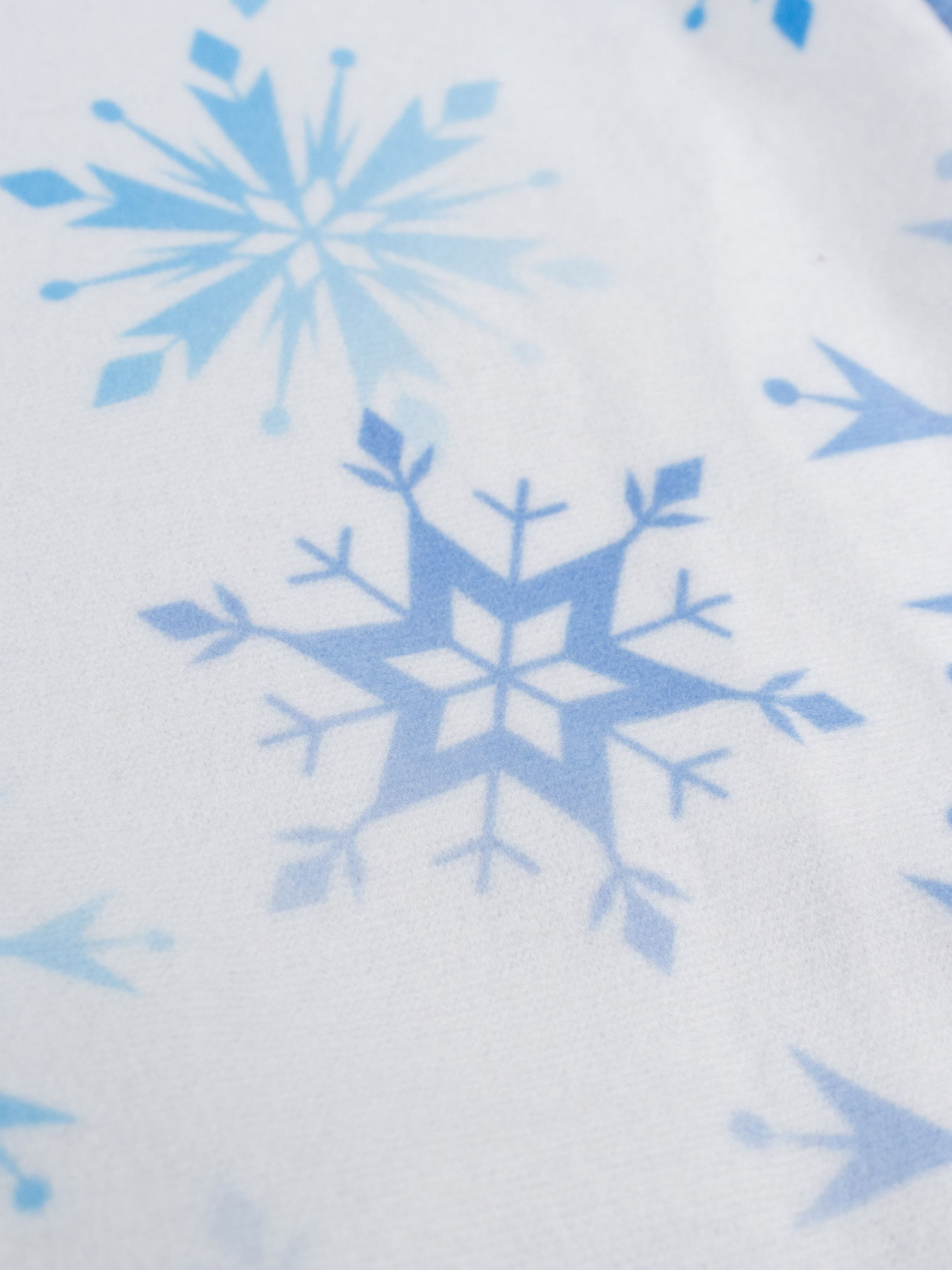 Blaue Schneeflockenmuster auf weißem Hintergrund.