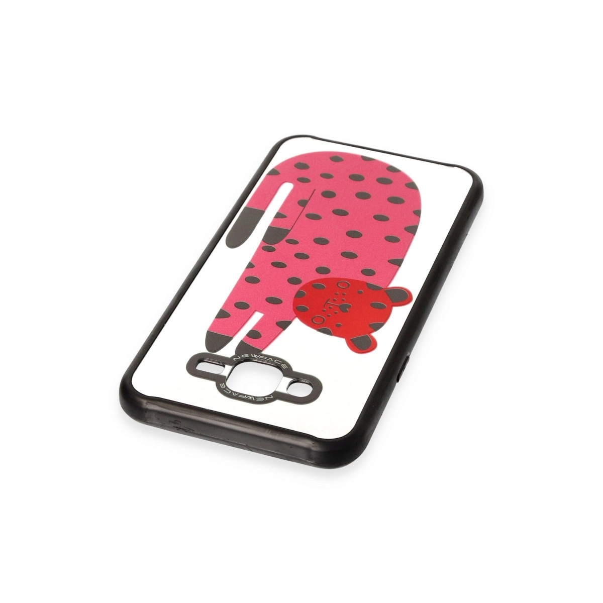Kırmızı ve siyah puantiyeli desenli beyaz telefon kılıfı ve küçük kırmızı bir uğur böceği.