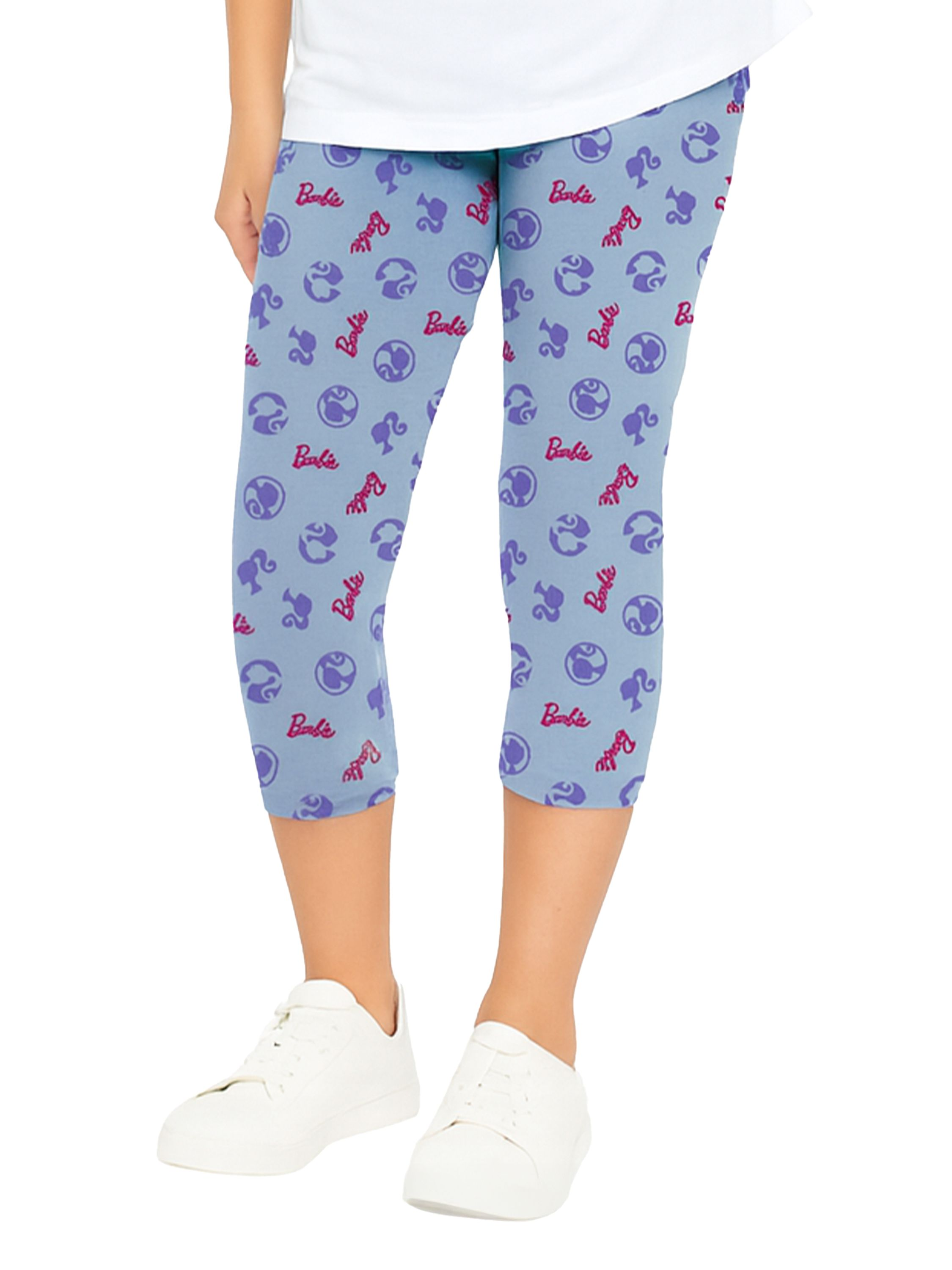 Hellblaue Capri-Leggings mit Barbie-Aufdruck und weißen Turnschuhen.