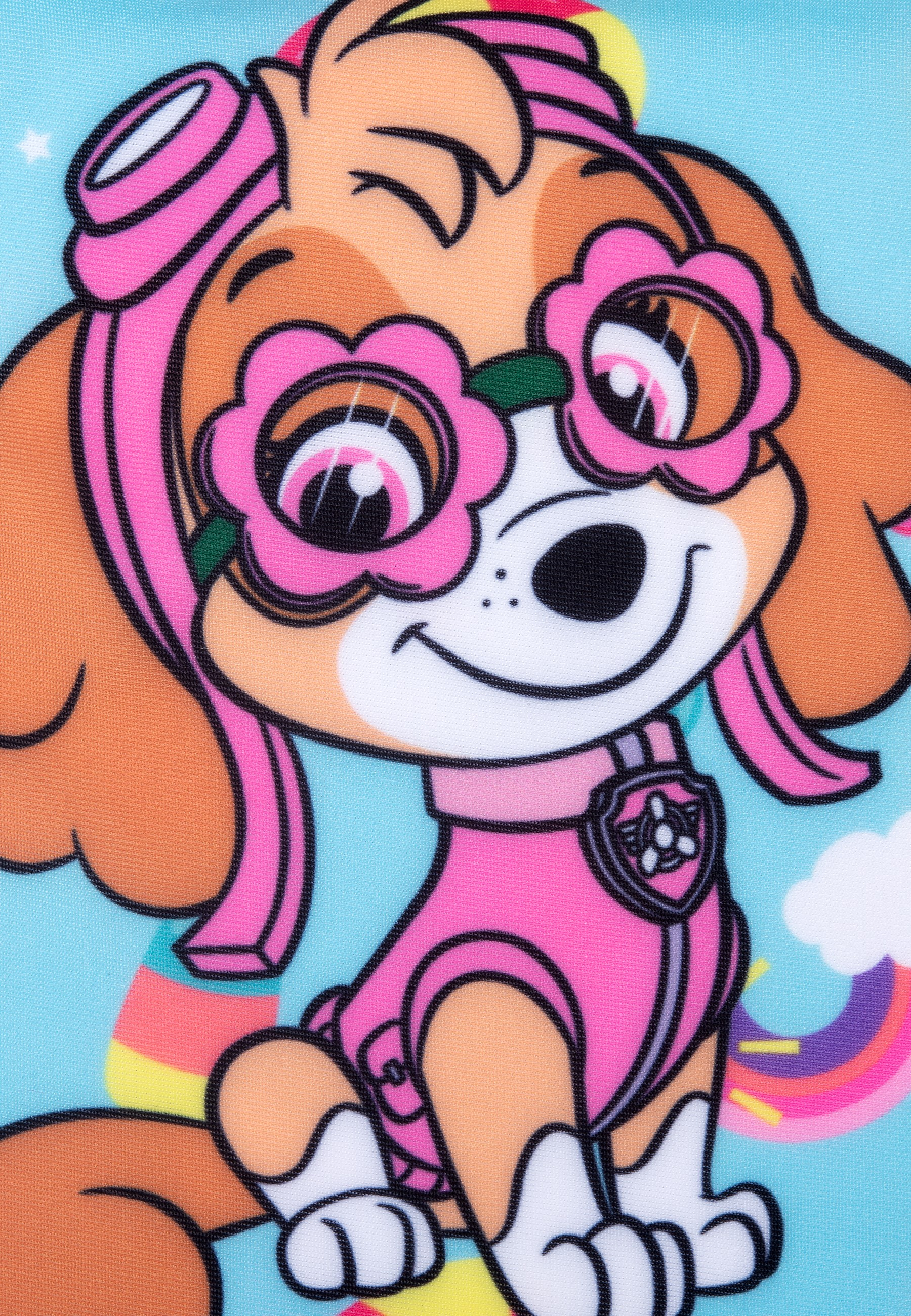 Ein Cartoon-Hund in Pink mit Blumenbrillen sitzt vor einem blauen Himmel mit Regenbogen.