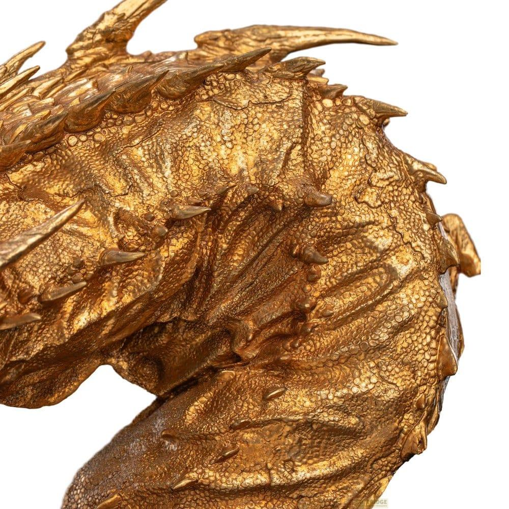 Goldene Drachenskulptur mit detaillierten Schuppen und Hörnern.