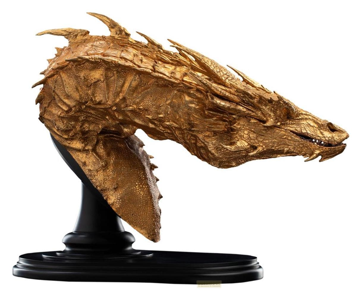 Goldene Drachenkopfreplik auf schwarzem Sockel.