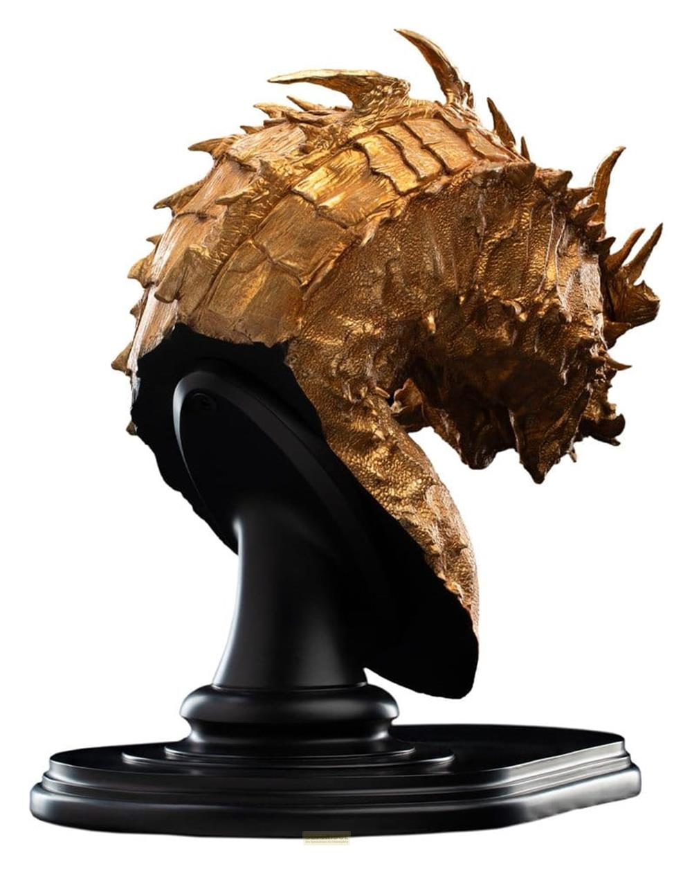 Goldene Drachenrüstung auf schwarzem Ständer, detailliert mit Schuppen und Hörnern.