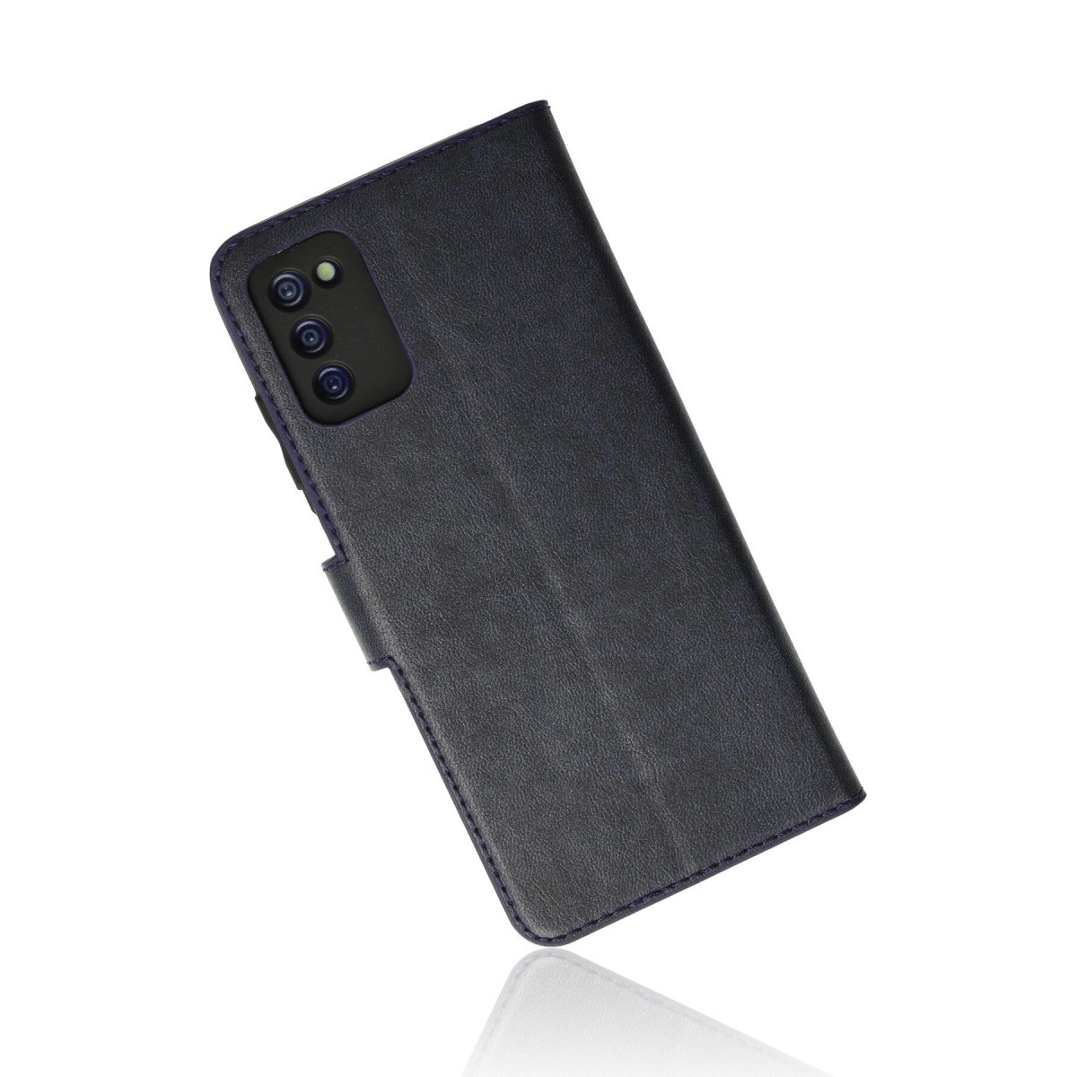 Kamera açıklığı olan lacivert telefon kılıfı beyaz arka plan üzerinde.