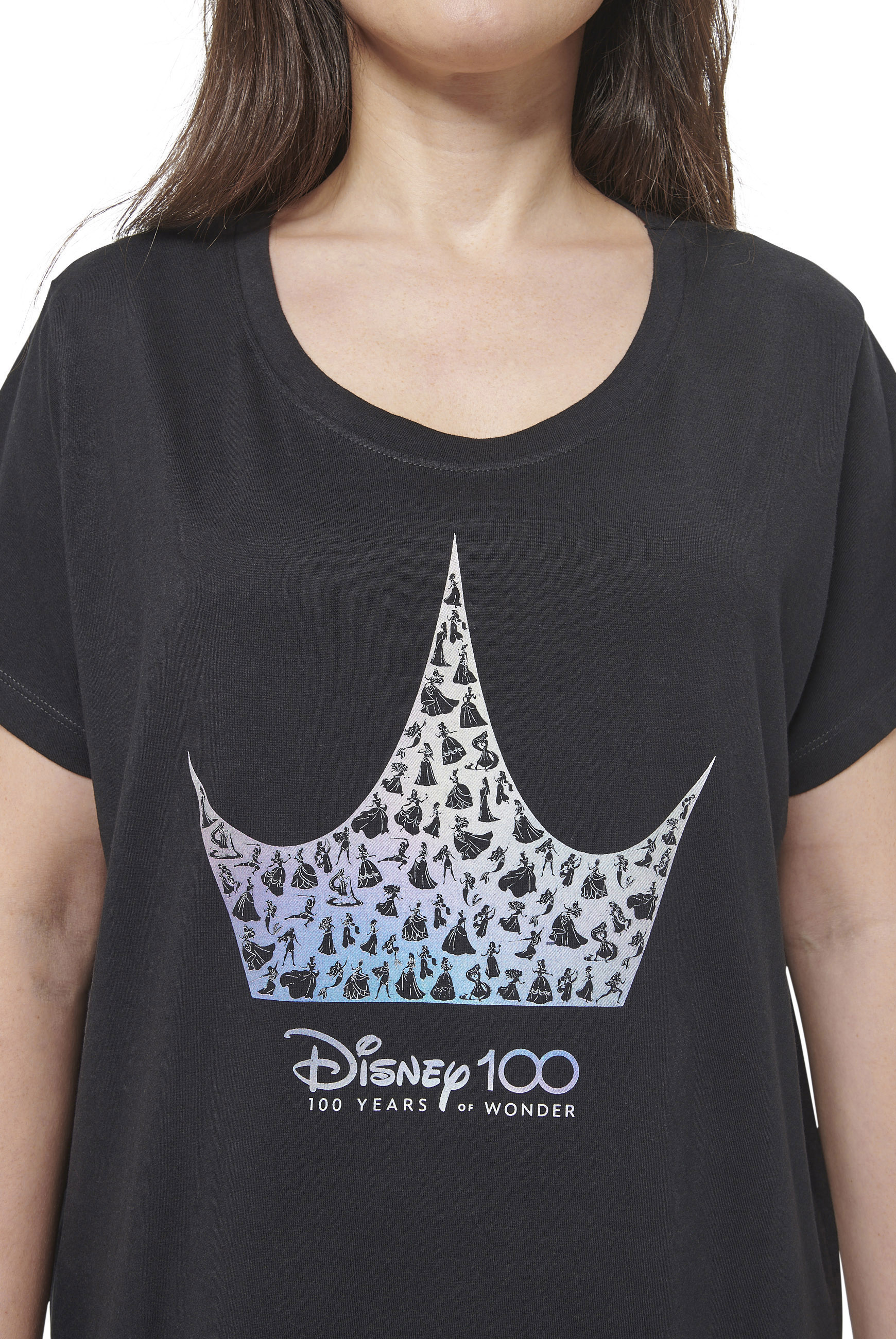 Schwarzes Disney 100 T-Shirt mit einem Kronenmotiv, gefüllt mit Prinzessinnen.