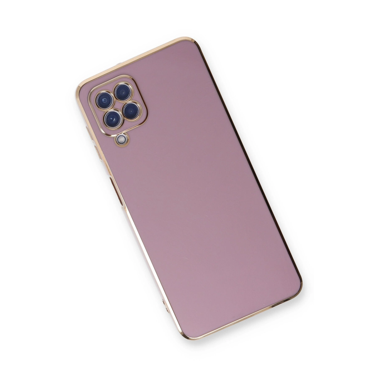 Dört kameralı, altın çerçeveli pembe telefon, beyaz arka plan üzerinde.