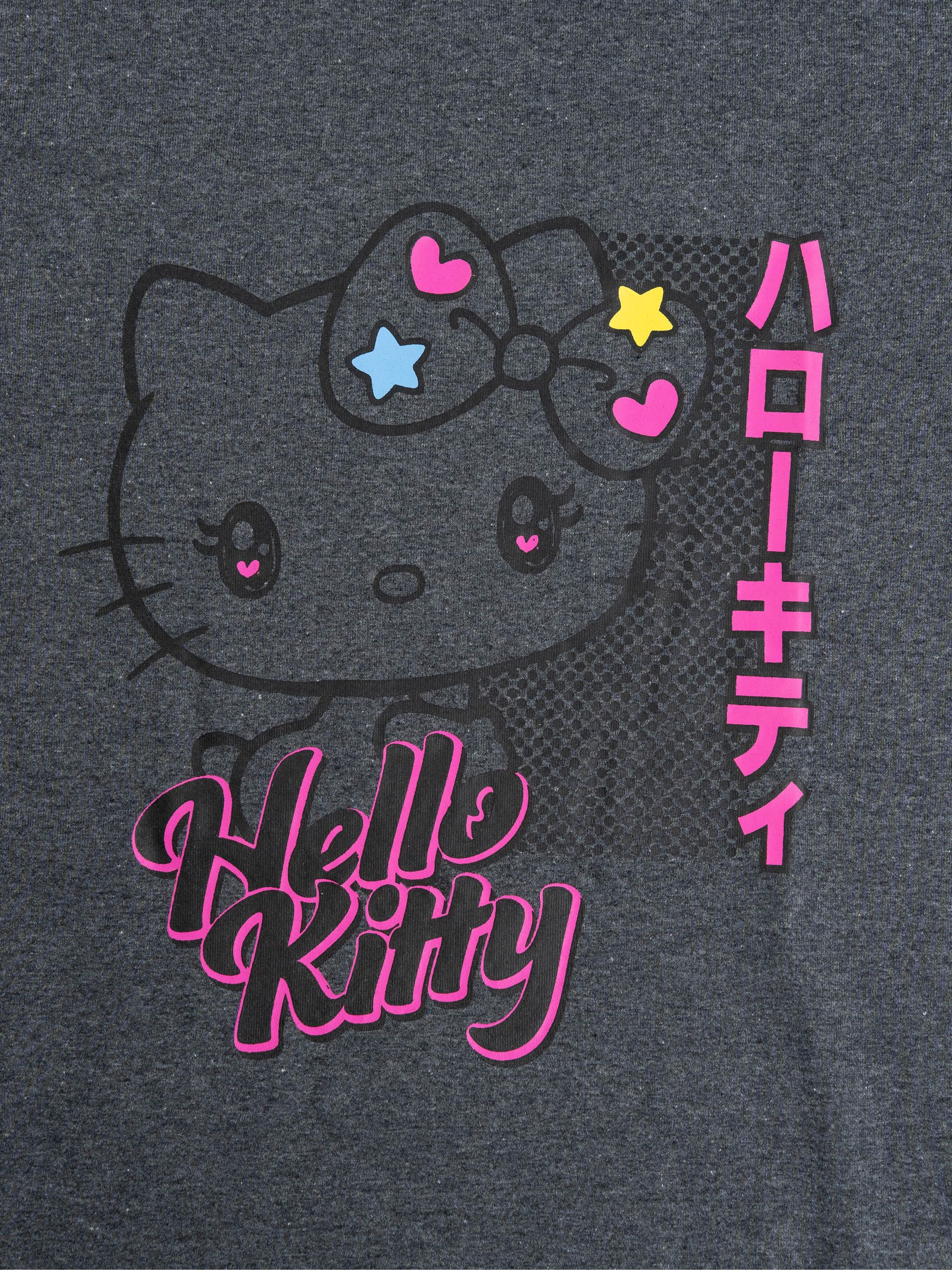 Graues T-Shirt mit Hello Kitty-Aufdruck und japanischen Schriftzeichen.