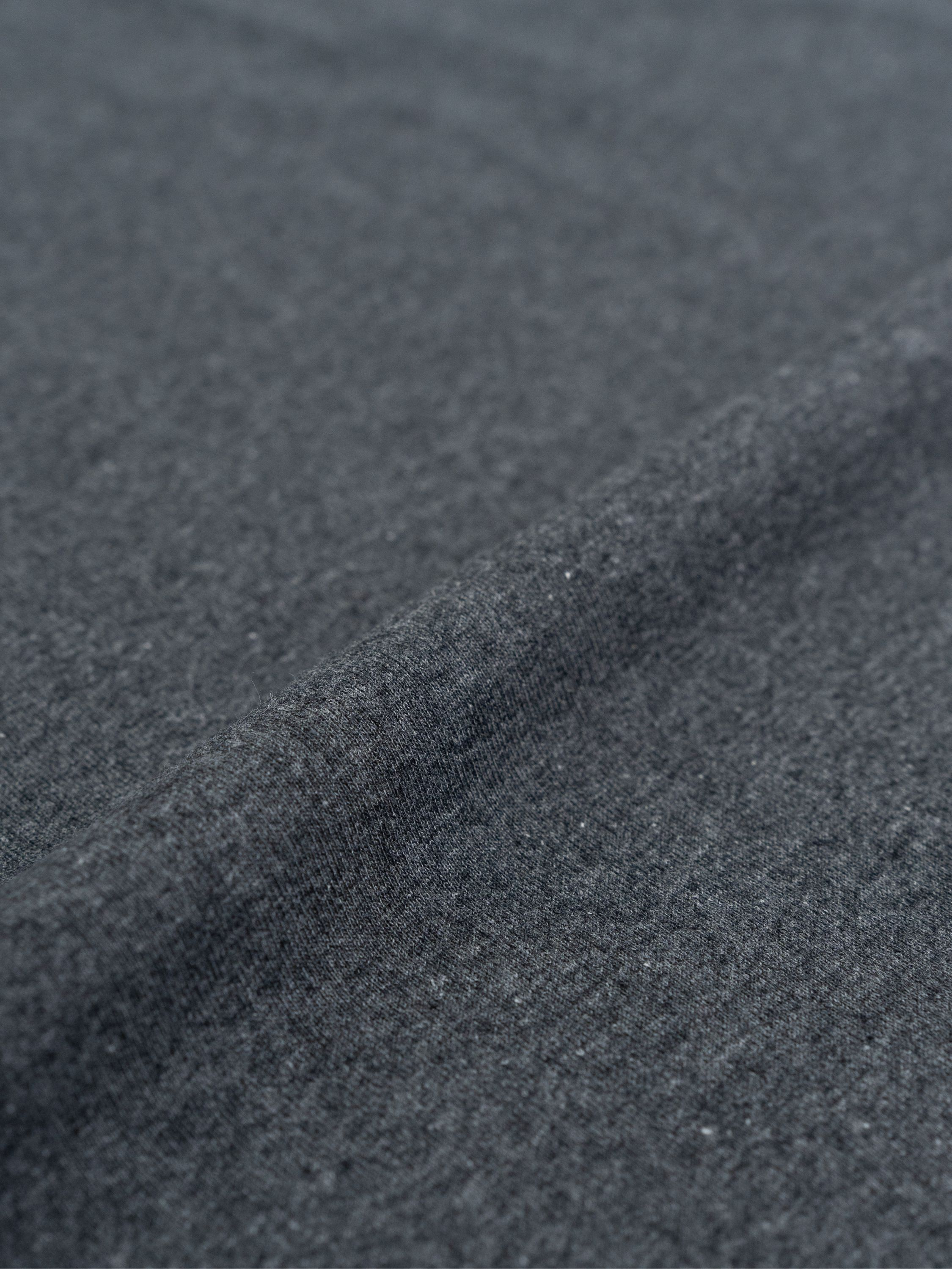Dunkelgrauer Stoff mit Falten und Textur.