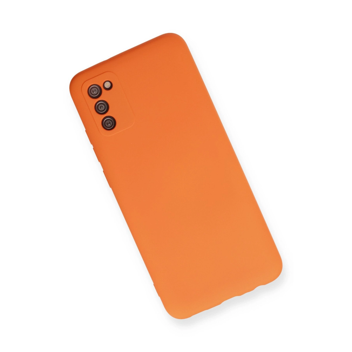 Arkada üç kamera lensi bulunan parlak turuncu telefon kılıfı.