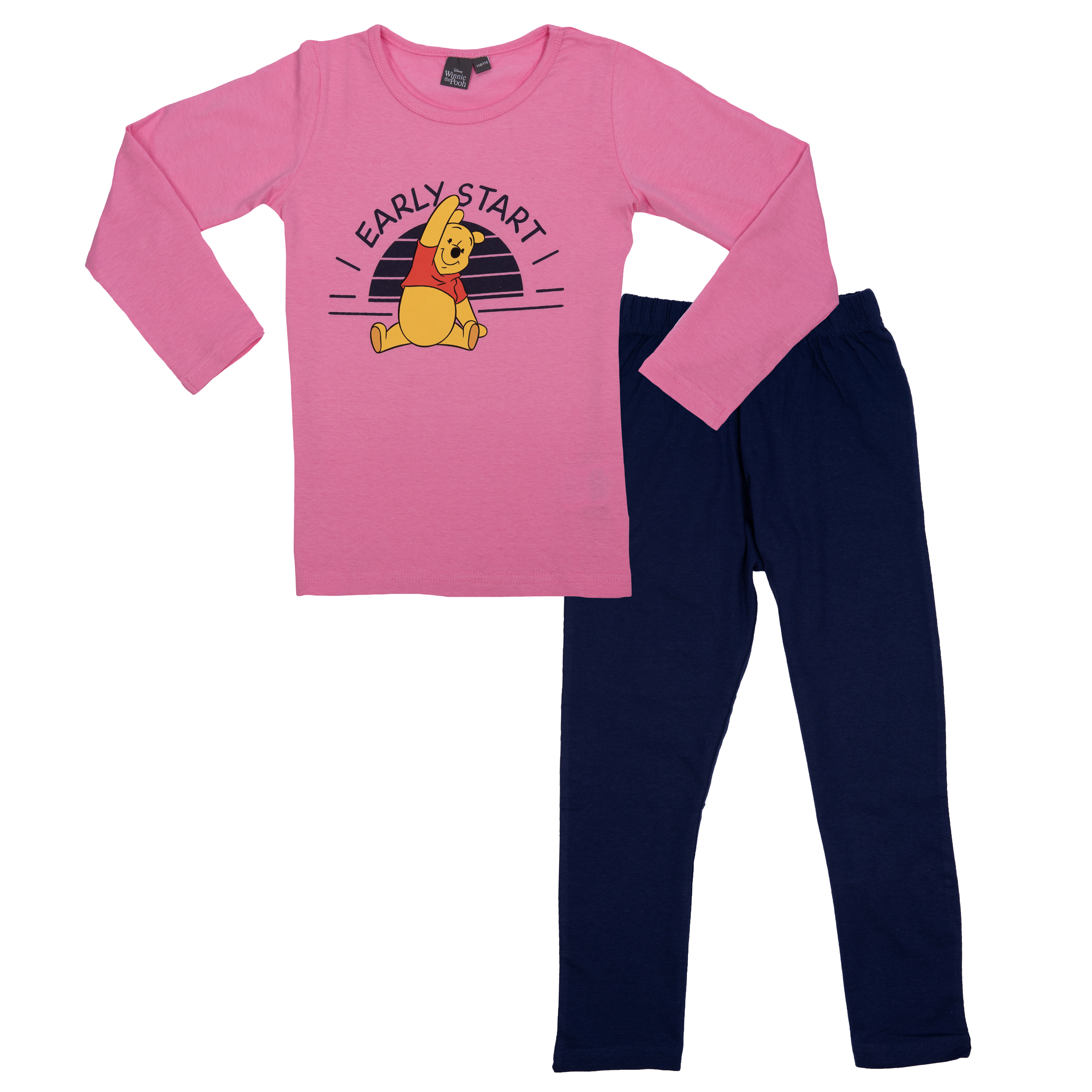 Ein rosa Langarmshirt mit Winnie Puuh und dunkelblauer Hose.