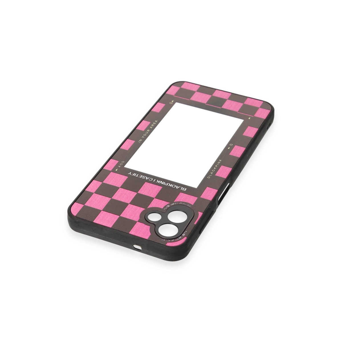 Siyah telefon kılıfı, pembe dama tahtası deseni, kamera açıklığı ve yazı içerir.