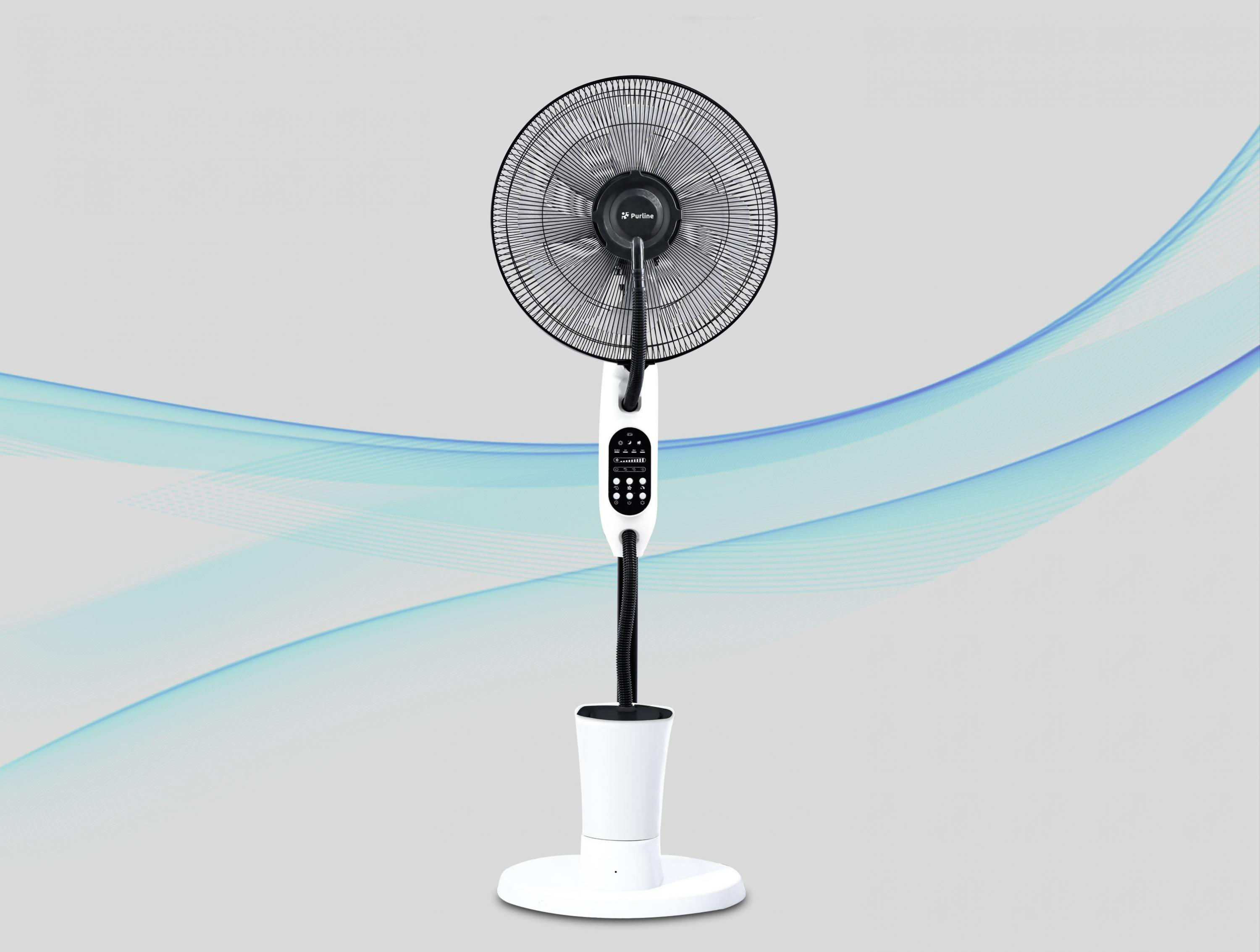 Un ventilador de pedestal negro con base y panel de control blancos sobre fondo gris.