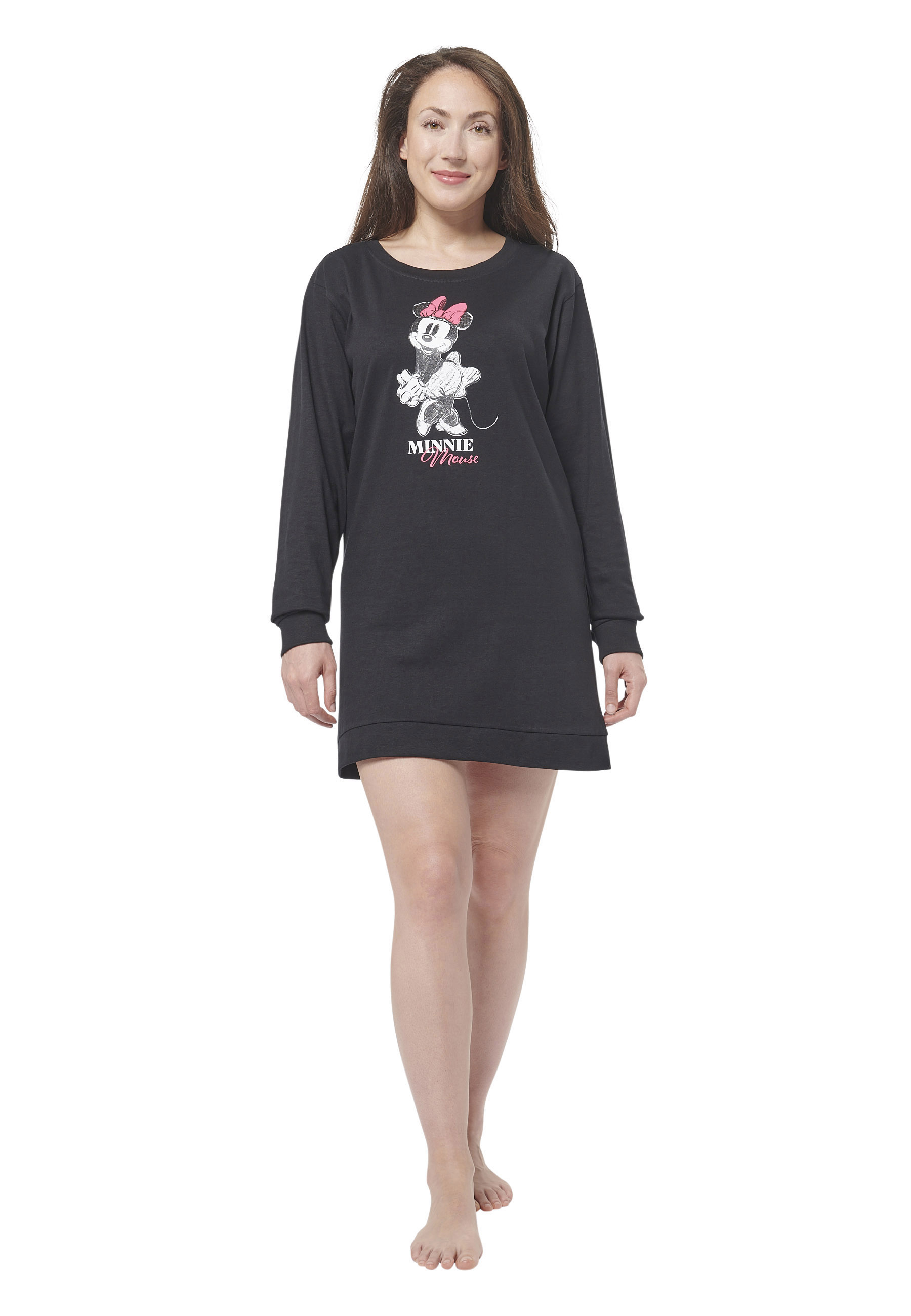 Frau in schwarzem Langarmkleid mit Minnie Maus Motiv und pinker Schleife.
