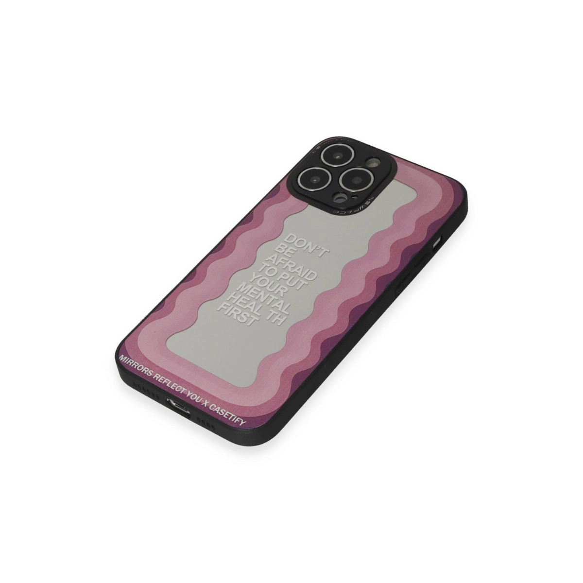 Arkada pembe dalga desenli ve yazılı bir iPhone.