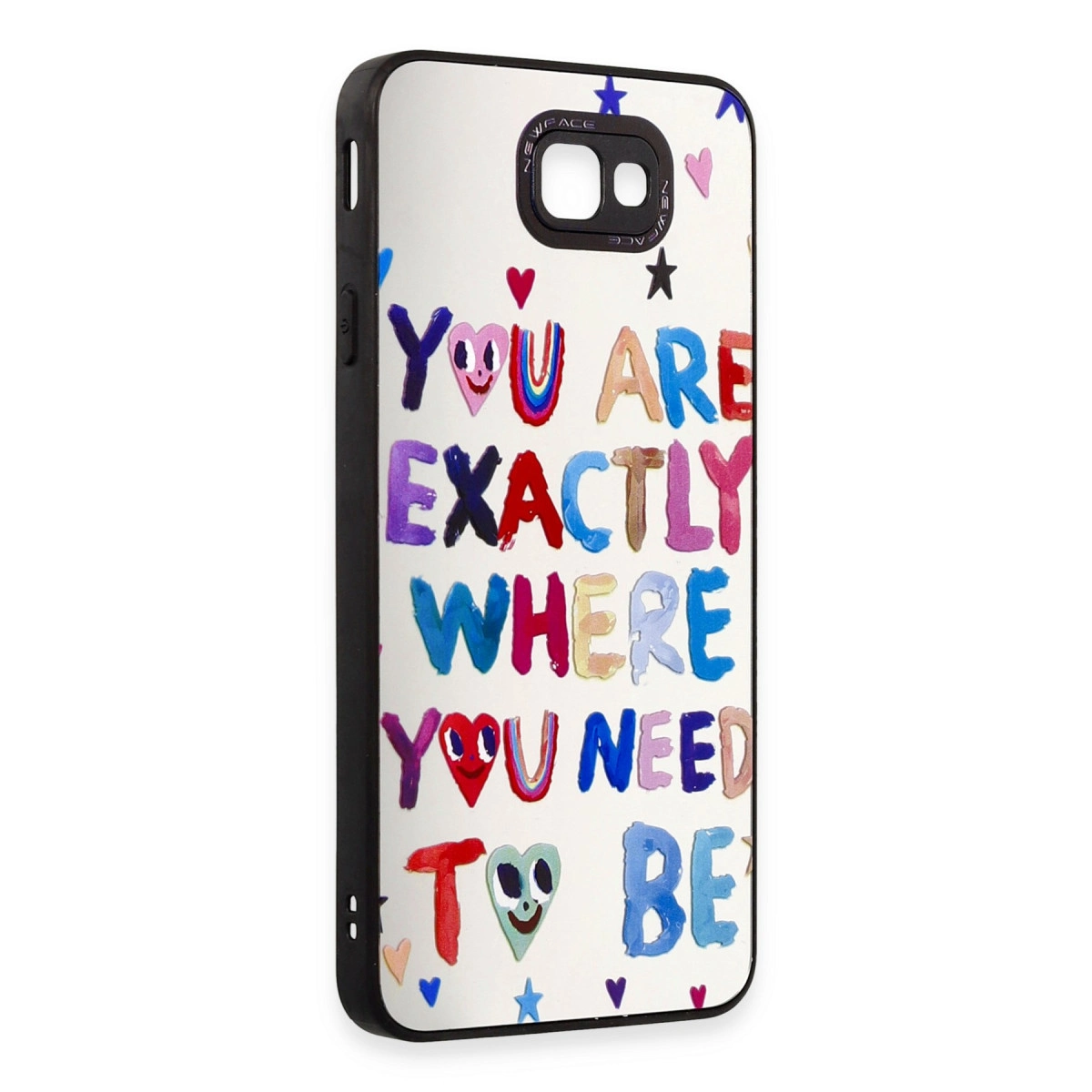 Üzerinde 'YOU ARE EXACTLY WHERE YOU NEED TO BE' yazan bir telefon kılıfı.