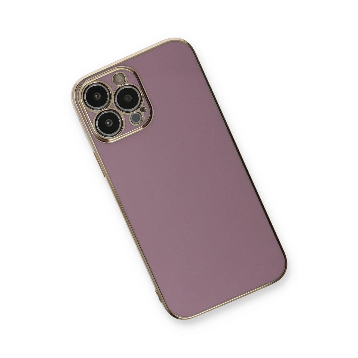 Üç kameralı, altın çerçeveli mor telefon kılıfı beyaz arka plan üzerinde.