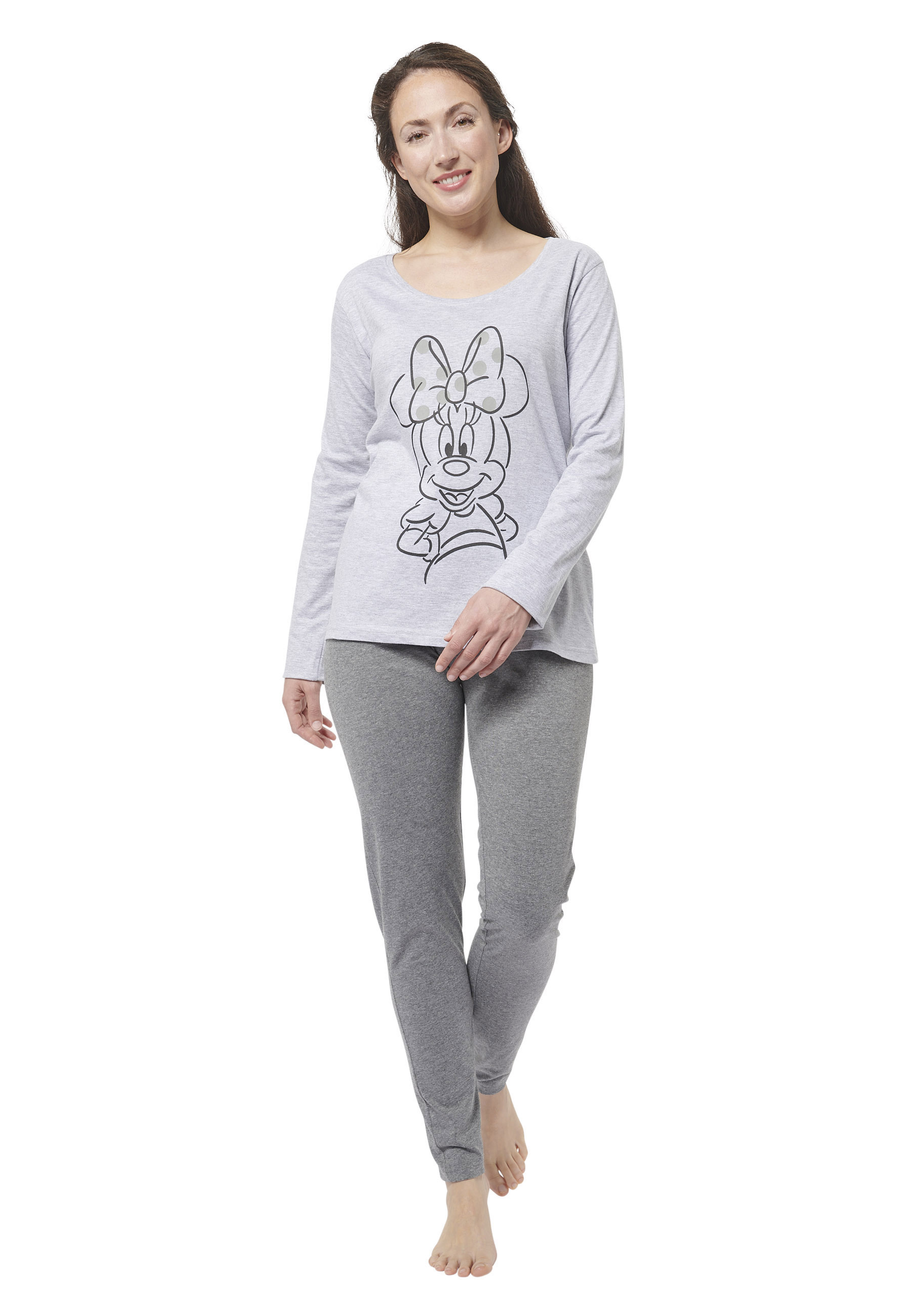 Frau in grauem Pyjama mit Minnie Maus Motiv, stehend auf wei ßem Hintergrund.