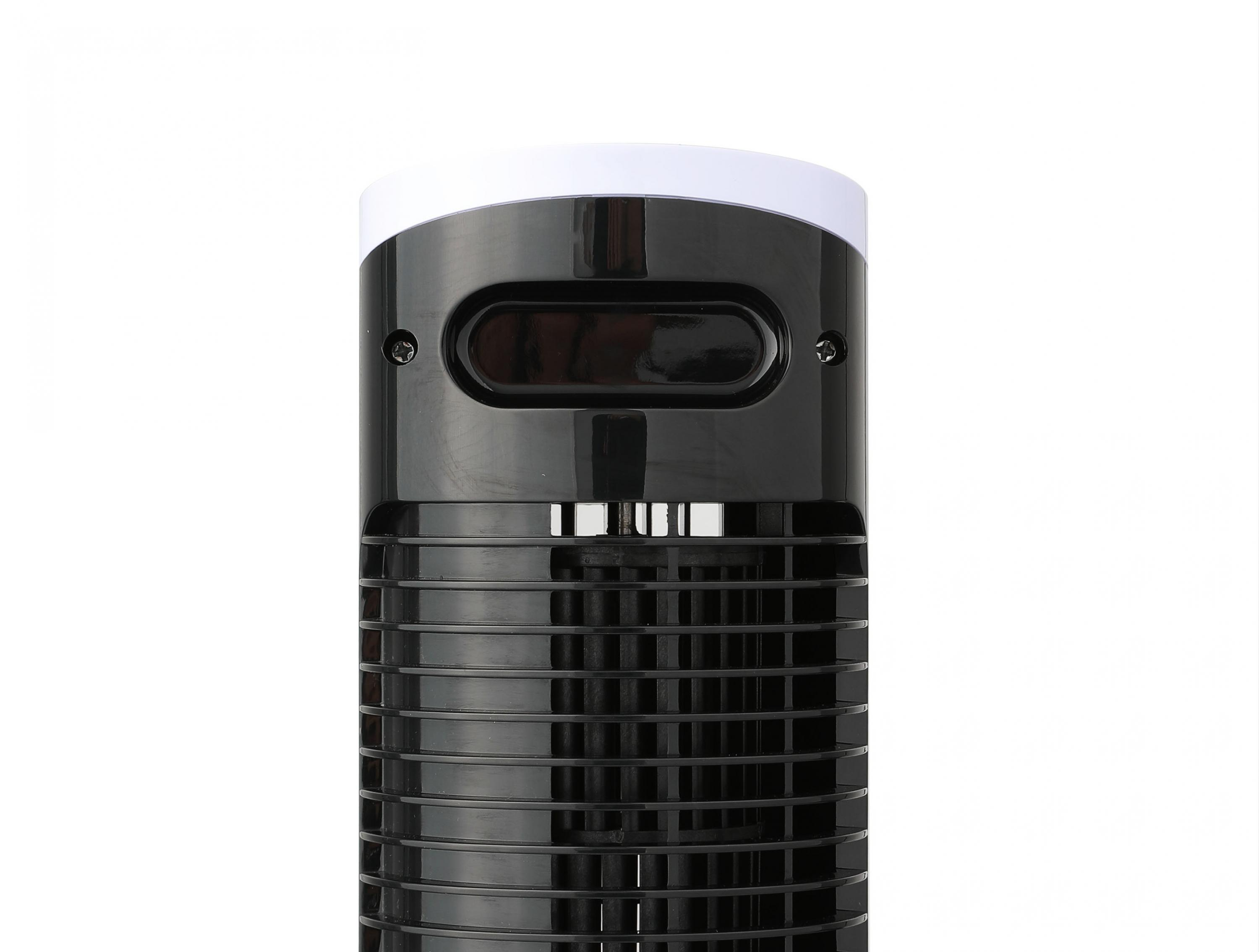 Primer plano de un ventilador de torre negro con parte superior blanca y rejillas.