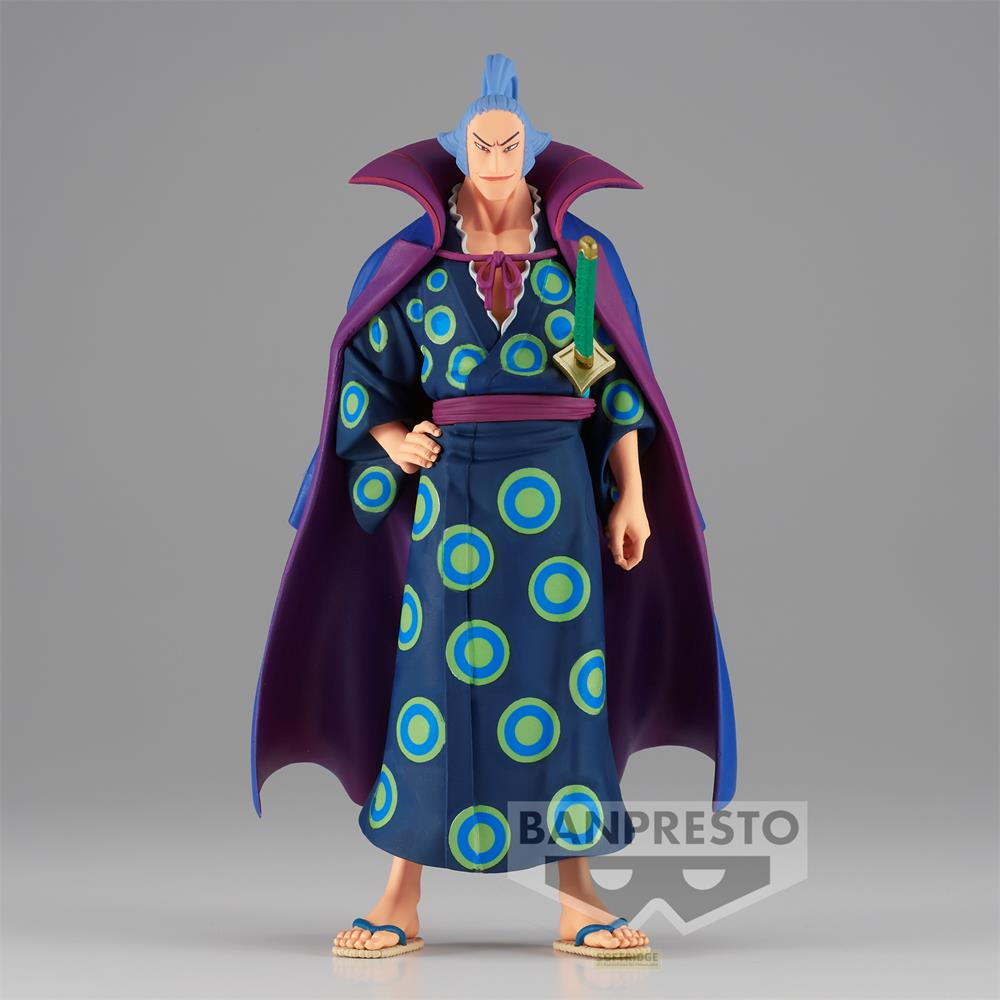 Eine Figur mit blauen Haaren trägt einen blauen Kimono mit grünen Kreisen und einen lila Umhang.