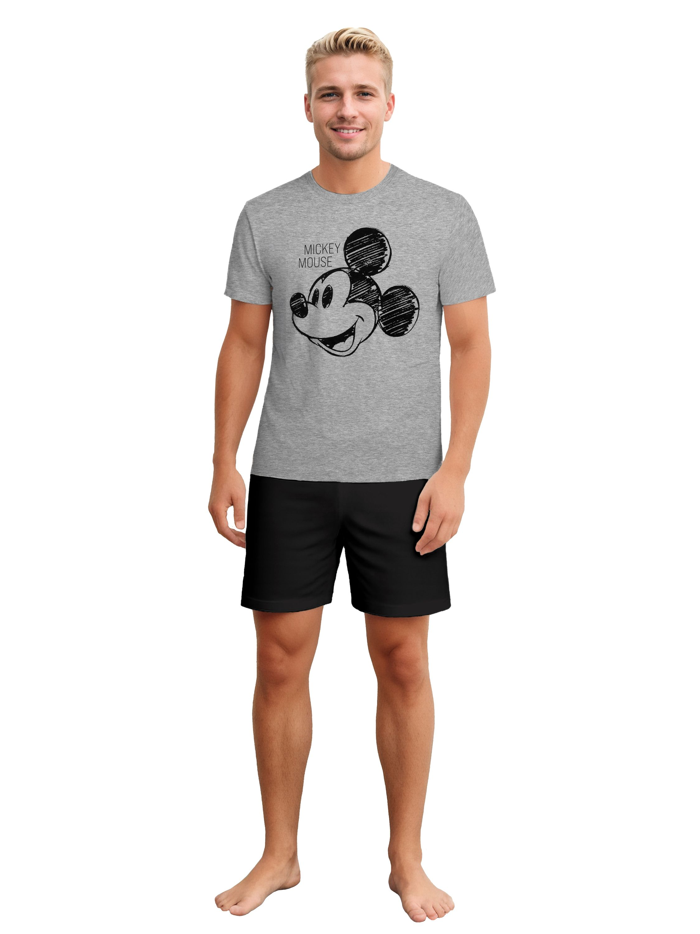 Ein Mann trägt ein graues T-Shirt mit Mickey-Maus-Print und schwarzen Shorts.