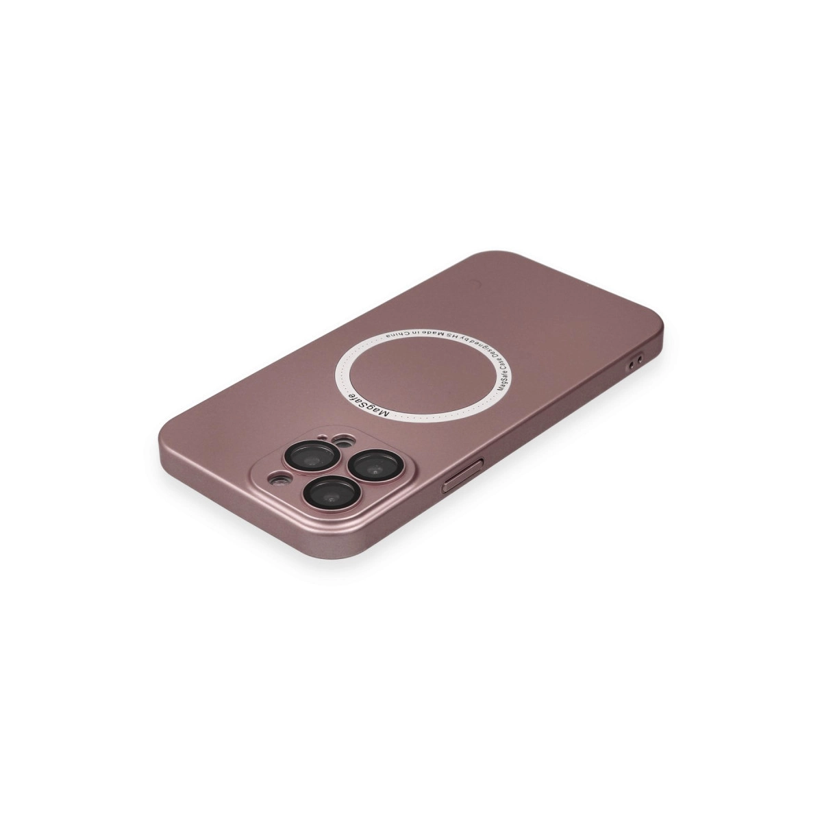 Üç kamera lensli ve MagSafe logolu pembe altın telefon kılıfı.