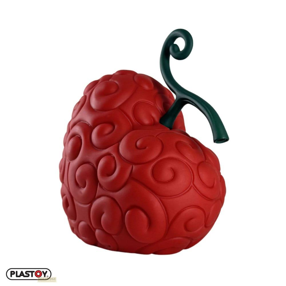 Eine rote Teufelsfrucht-Figur mit grünen Ranken auf weißem Hintergrund.