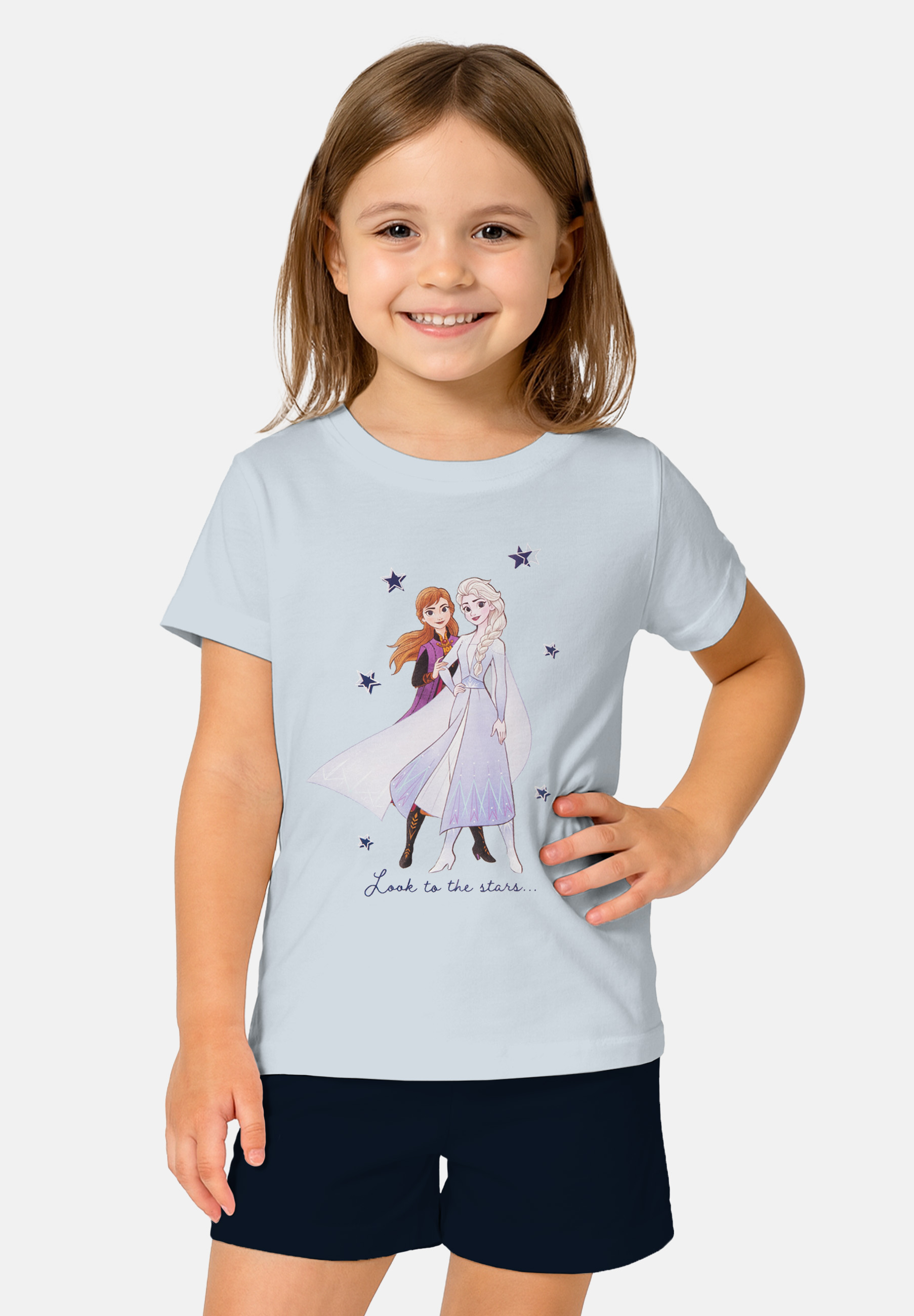 Ein junges Mädchen trägt ein hellblaues T-Shirt mit Elsa und Anna auf dem Druck.