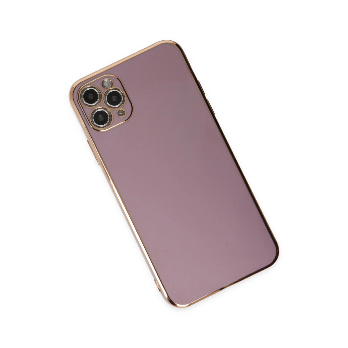 Beyaz arka plan üzerinde üç kameralı, altın çerçeveli mor telefon.