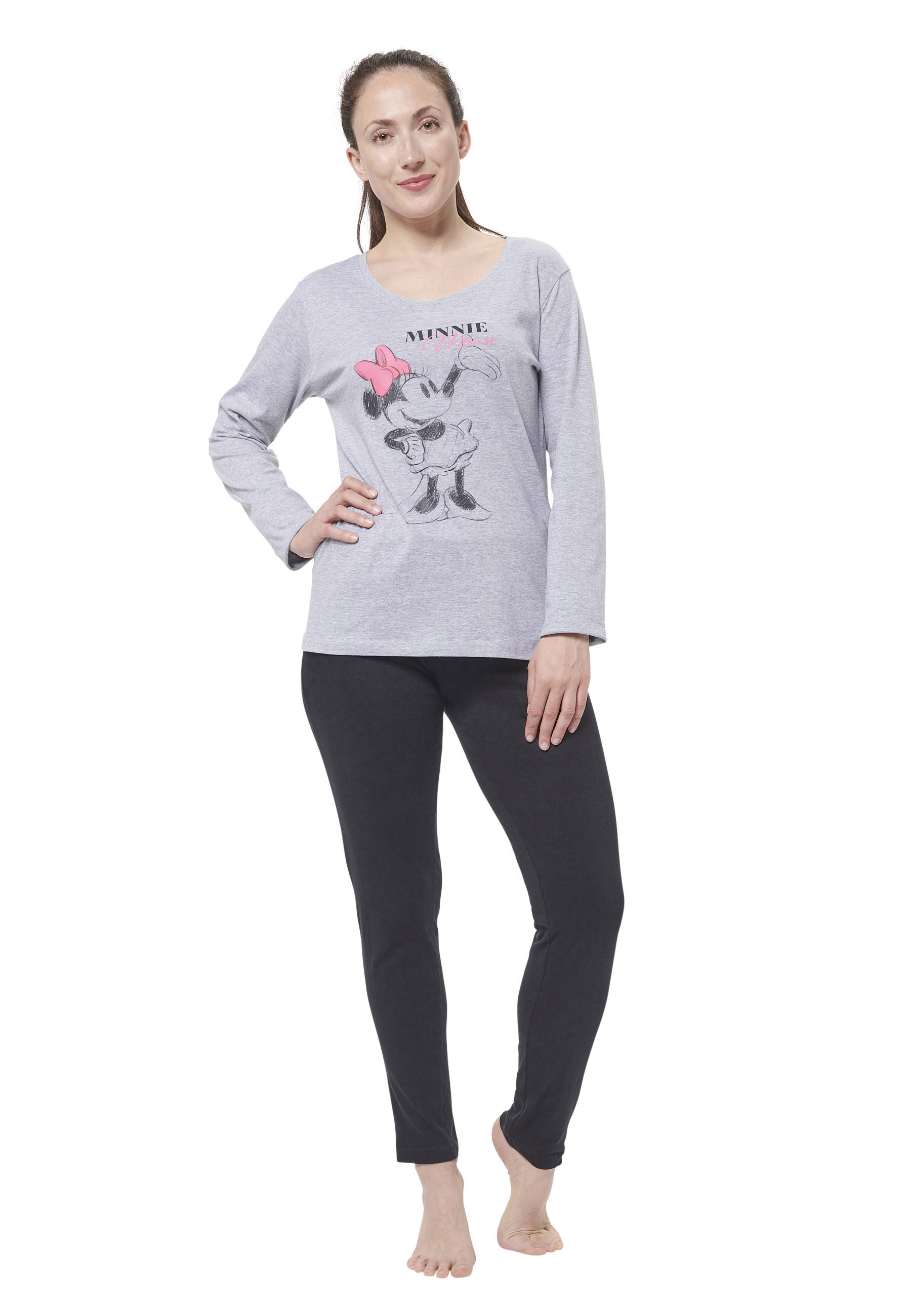 Eine Frau in grauem Langarmshirt mit Minnie-Maus-Aufdruck und schwarzen Leggings.