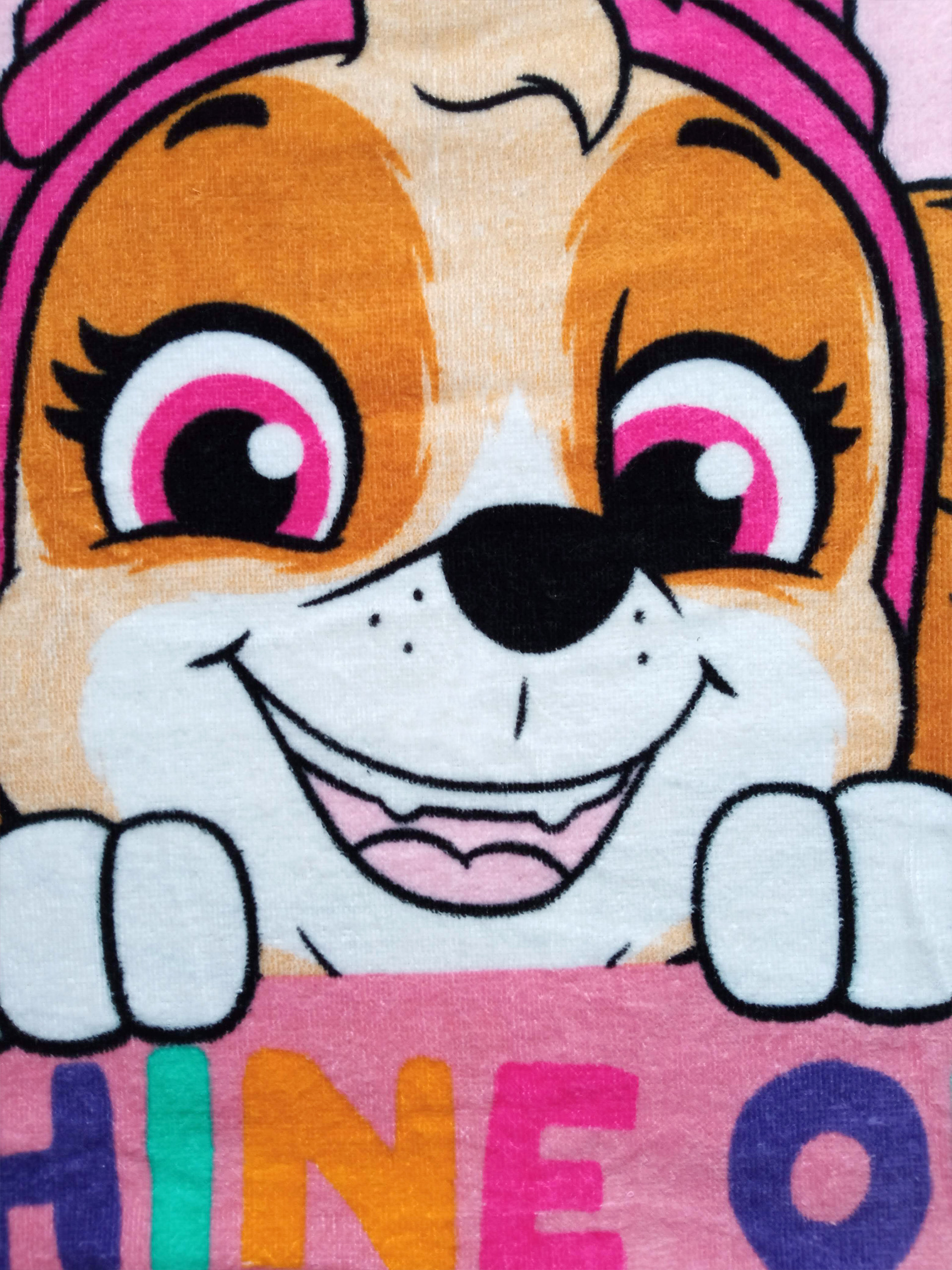Ein Cartoon-Hund mit rosa Kopfhörern und großen Augen, der hinter einem rosa Band hervorlugt.