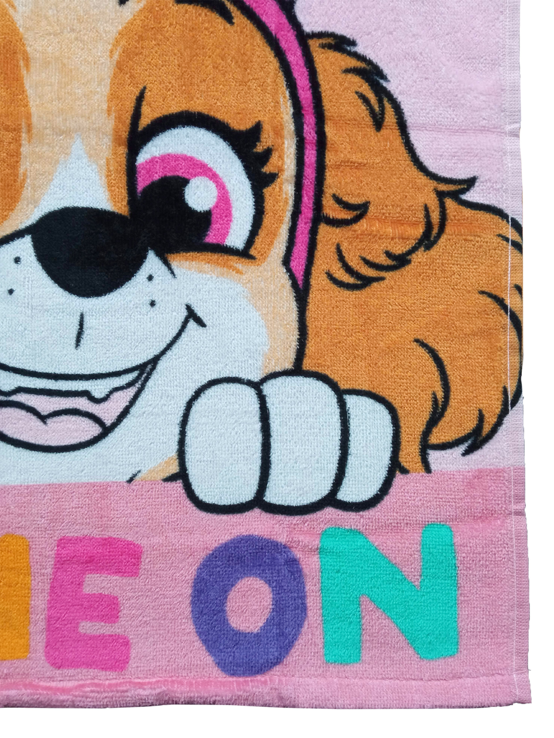 Nahaufnahme eines rosafarbenen Handtuchs mit einer Illustration eines braunen Hundes mit großen Augen und dem Wort „ON“ darunter.