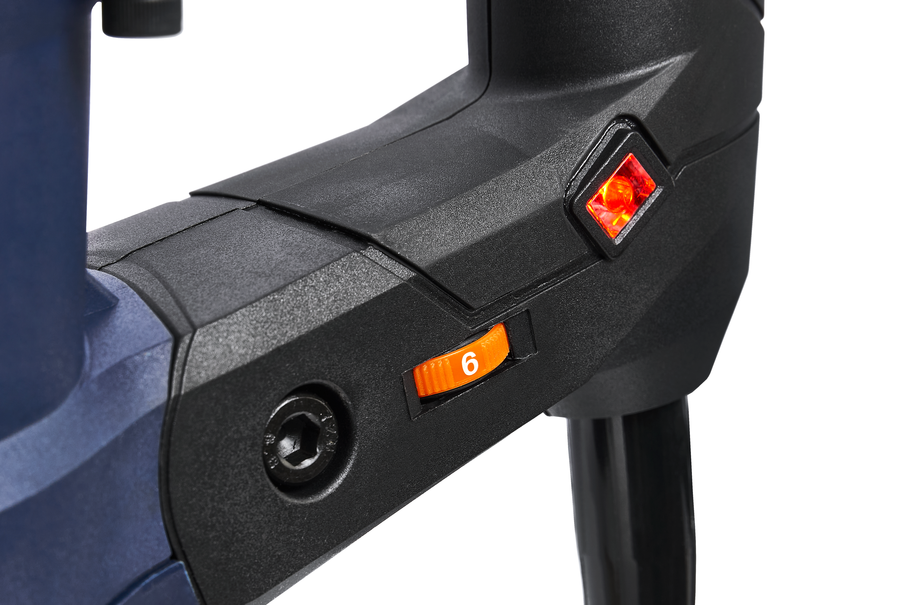 Zbliżenie wiertarki z pomarańczowym pokrętłem z cyfrą 6 i czerwoną lampką kontrolną.