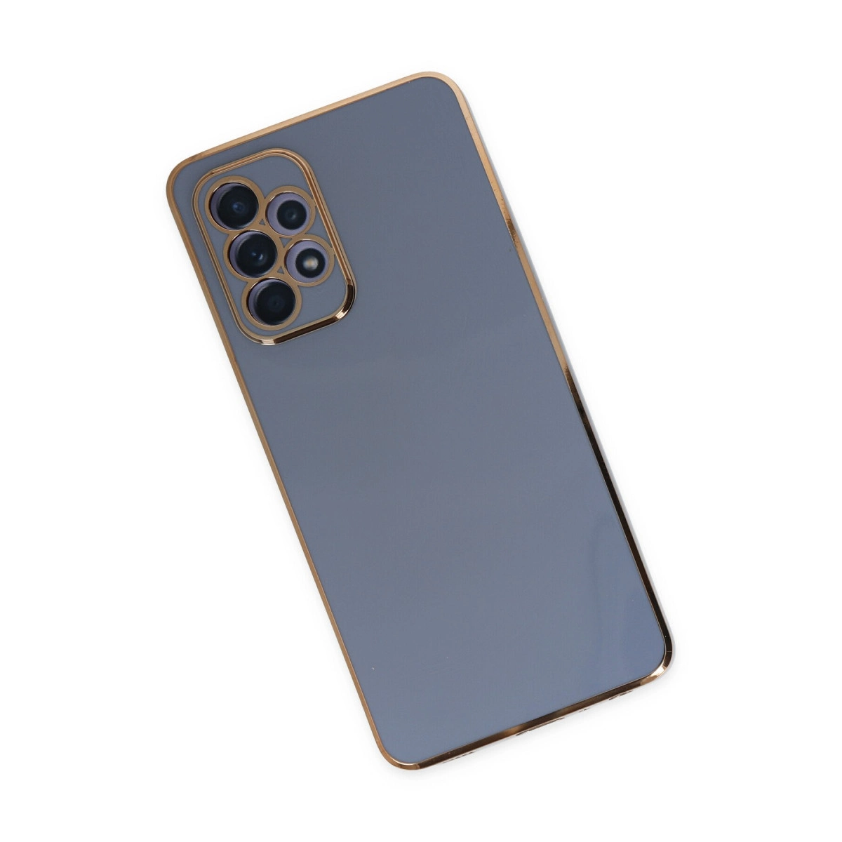Altın kenarlı ve kamera lensli gri telefon kılıfı, beyaz arka plan üzerinde.