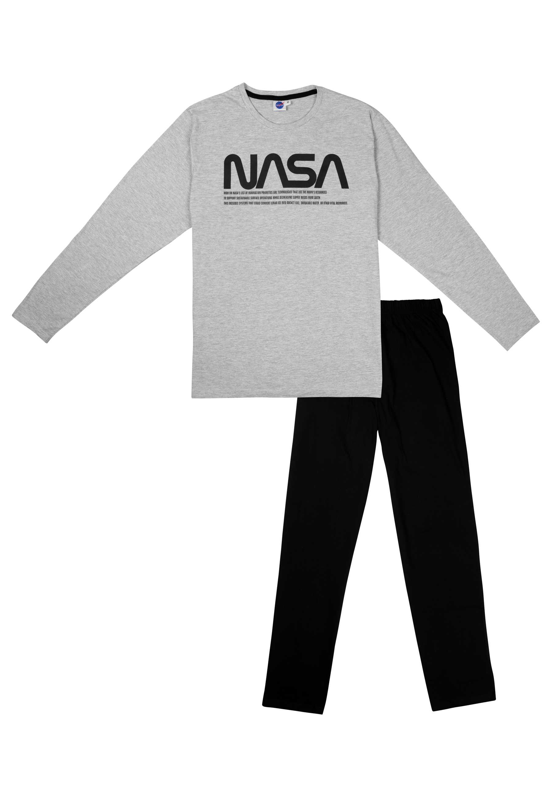Graues Langarmshirt mit schwarzem NASA-Aufdruck und schwarzer Hose.