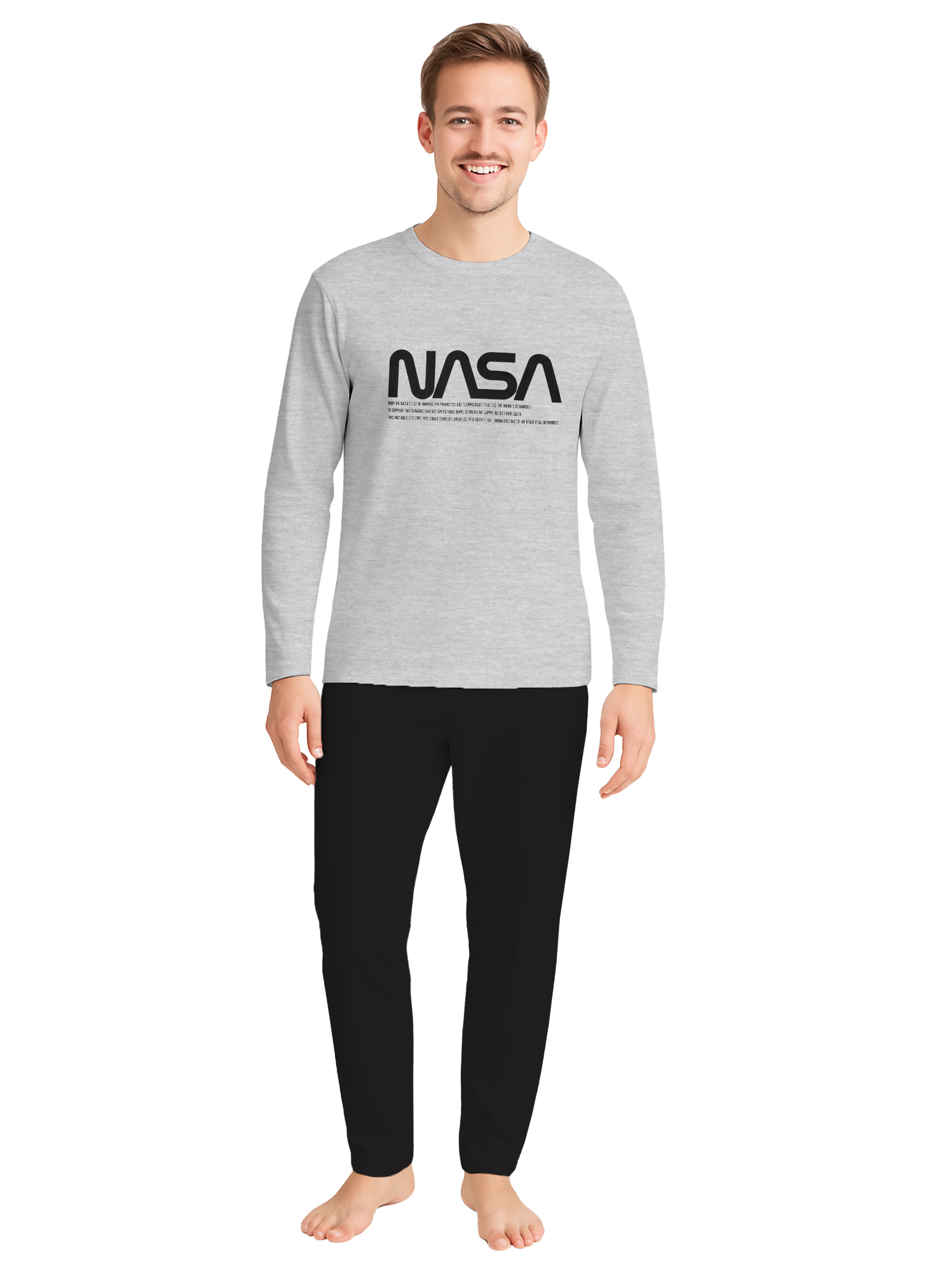 Ein Mann in einem grauen NASA-T-Shirt und schwarzen Hosen steht da.