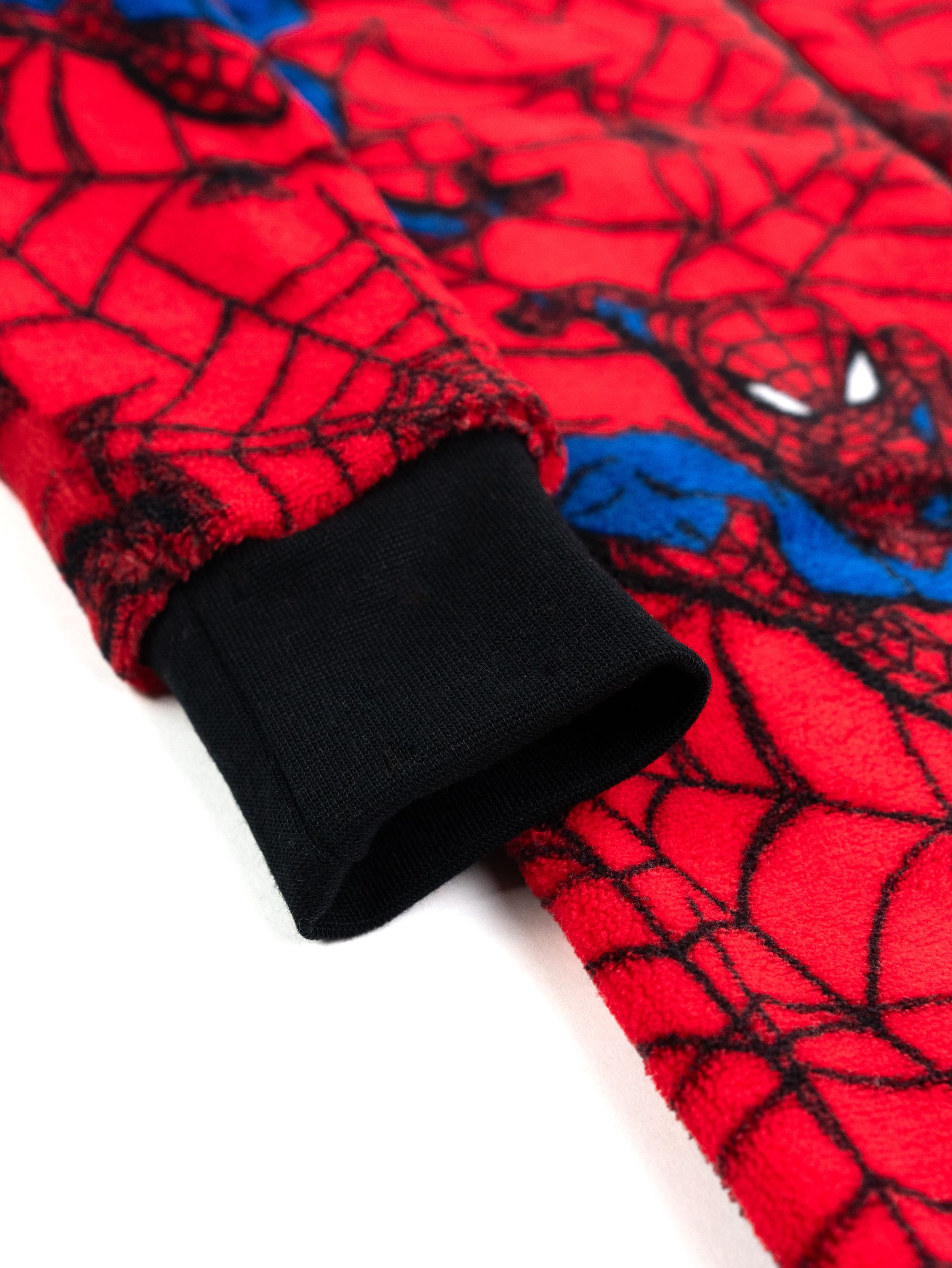 Roter Schlafanzug mit Spiderman-Motiv und schwarzem Bündchen.