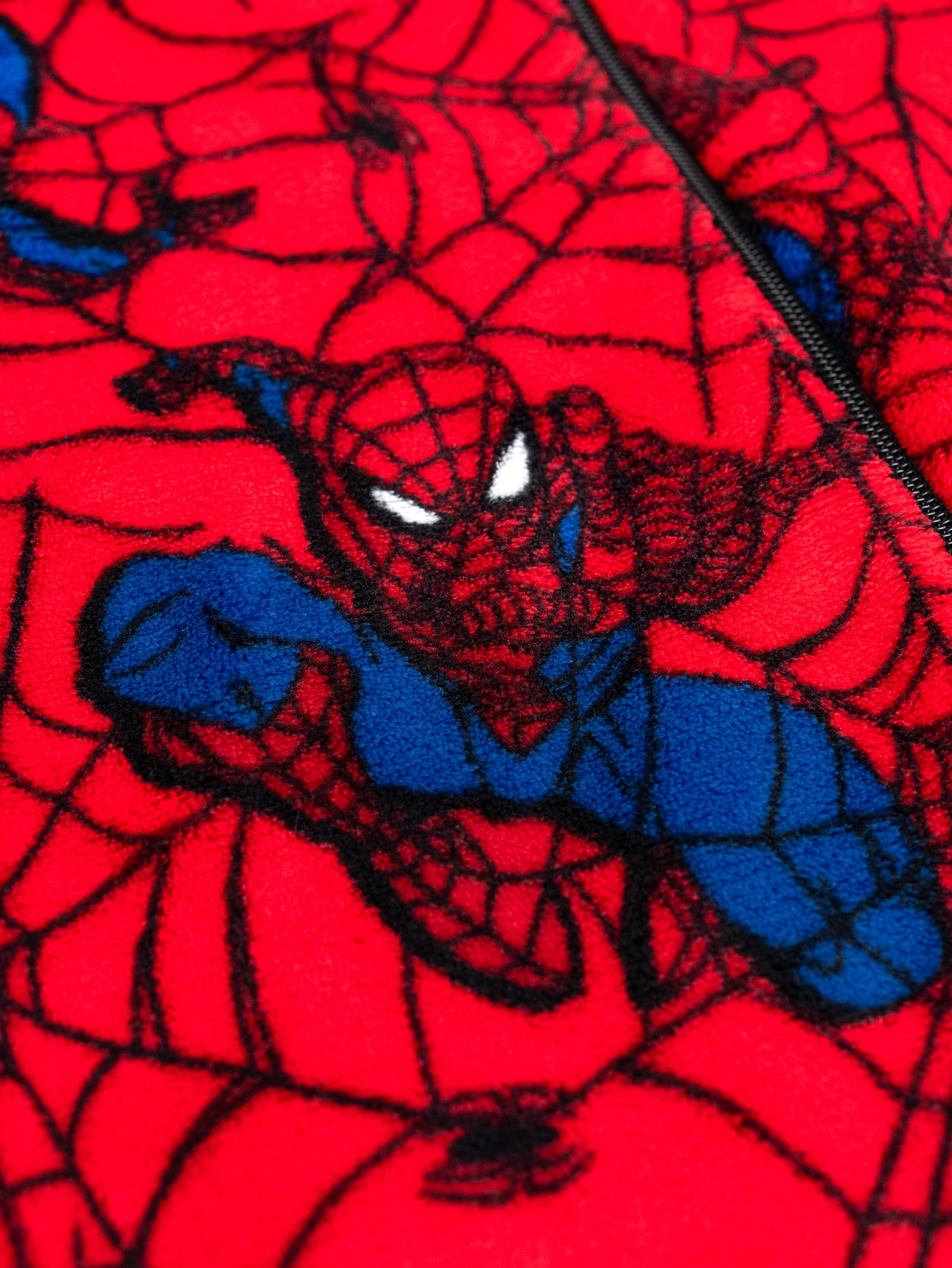 Ein rotes Fleece mit Spiderman-Aufdruck und einem Reißverschluss.
