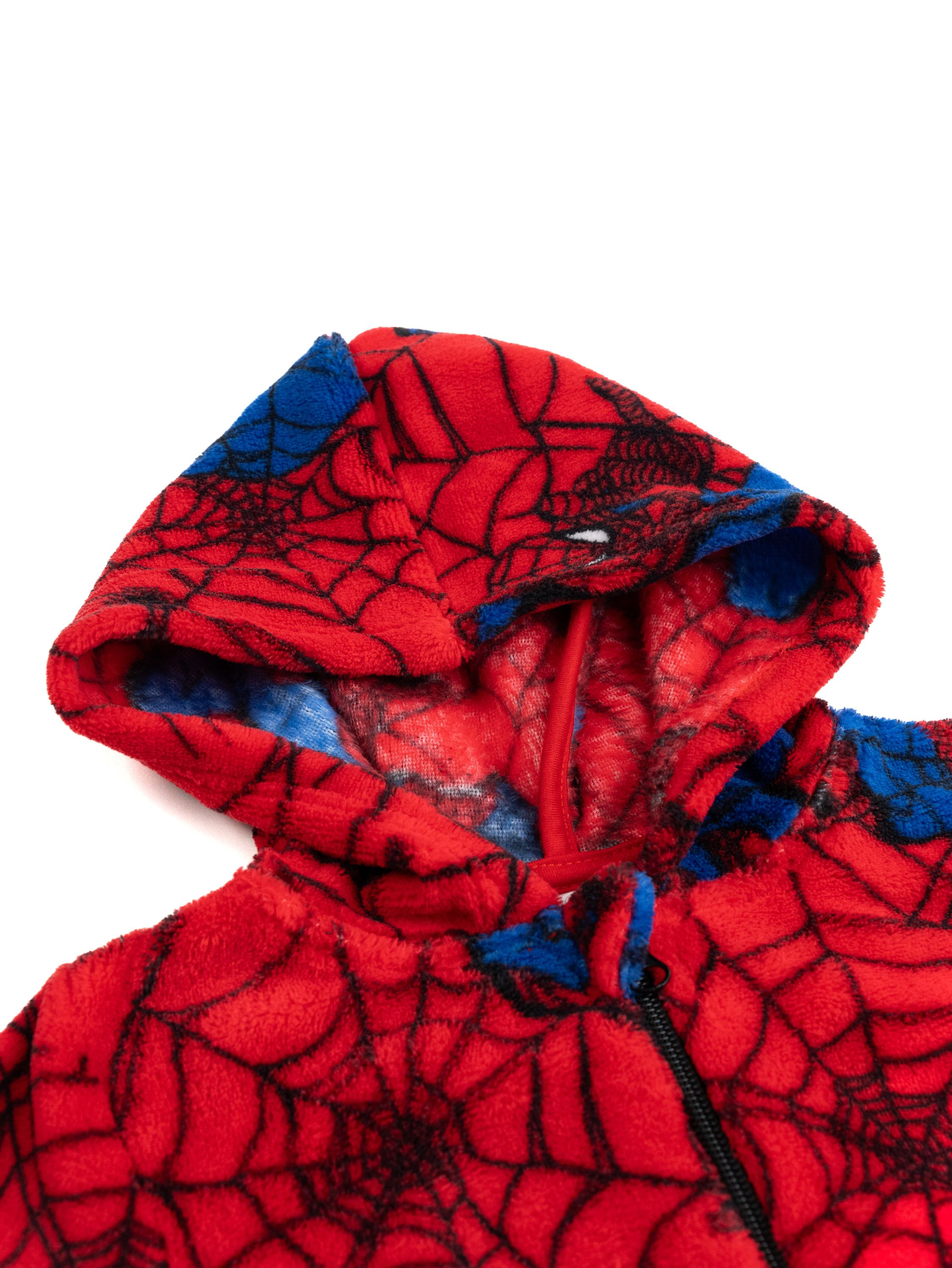 Ein roter Kinderpyjama mit Spiderman-Muster, Nahaufnahme der Kapuze.