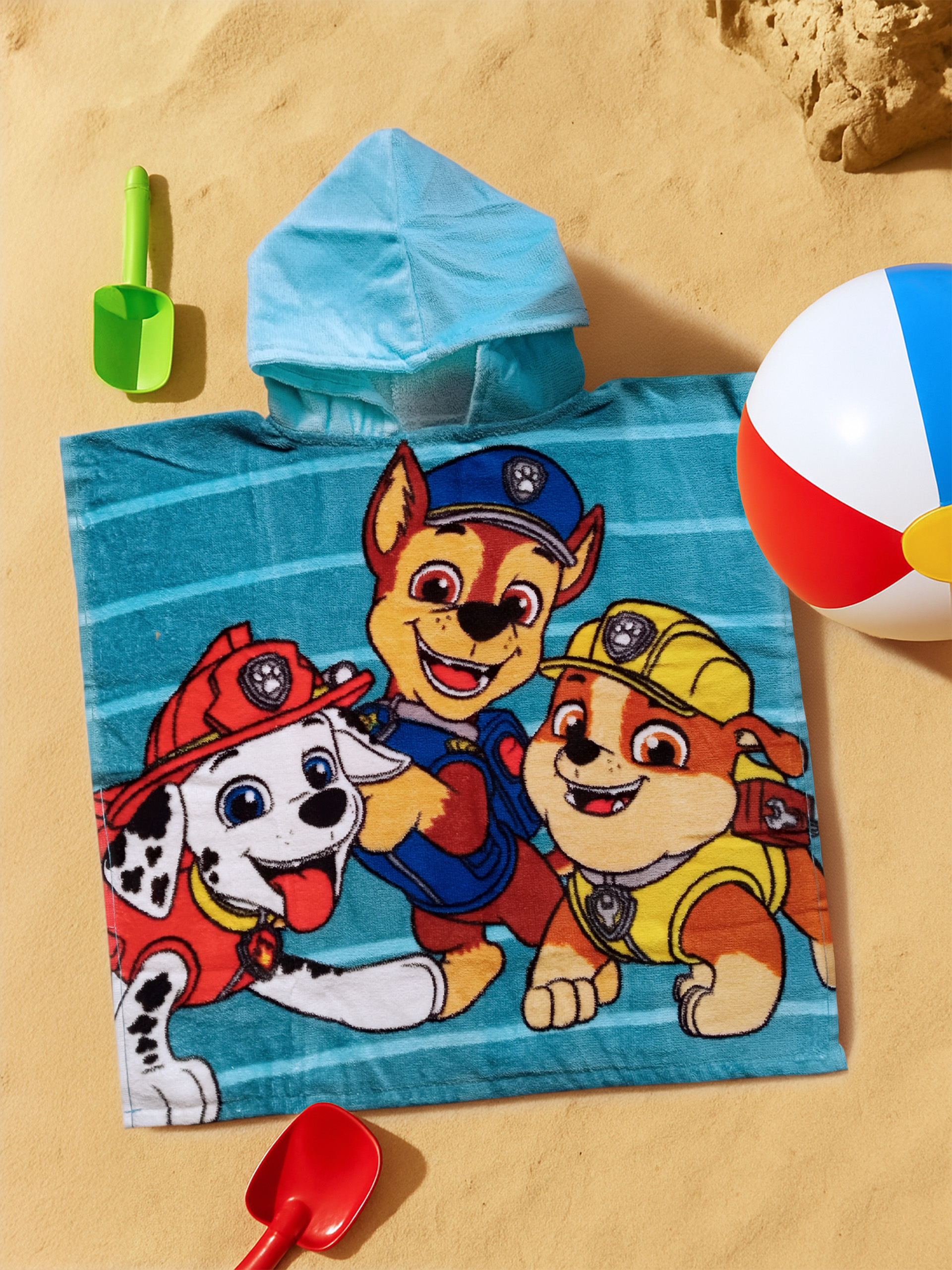 Paw Patrol Handtuch mit blauen Streifen auf Sand, mit Spielzeug und Ball.