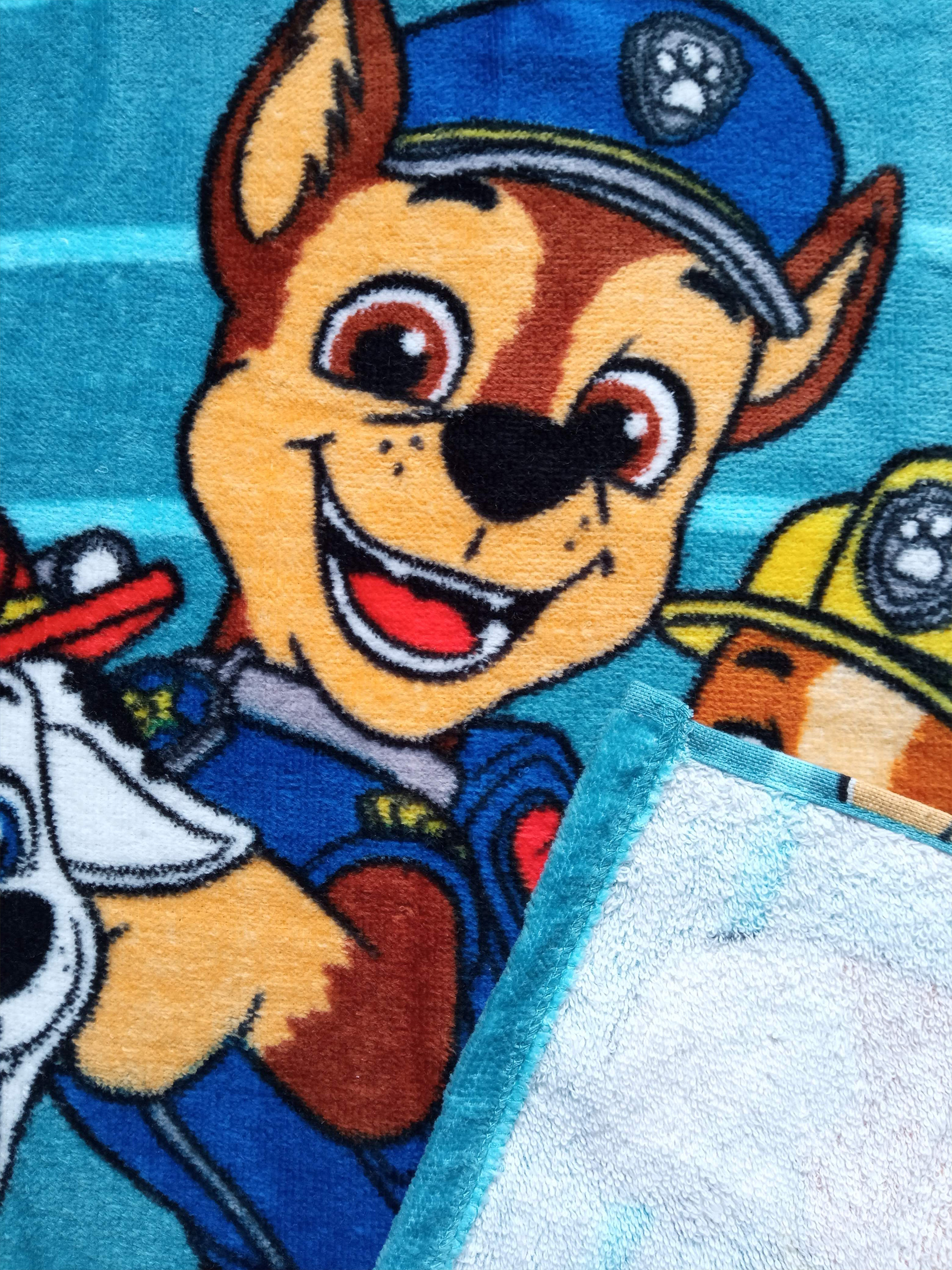 Chase und Marshall von Paw Patrol auf einem blauen Handtuch.