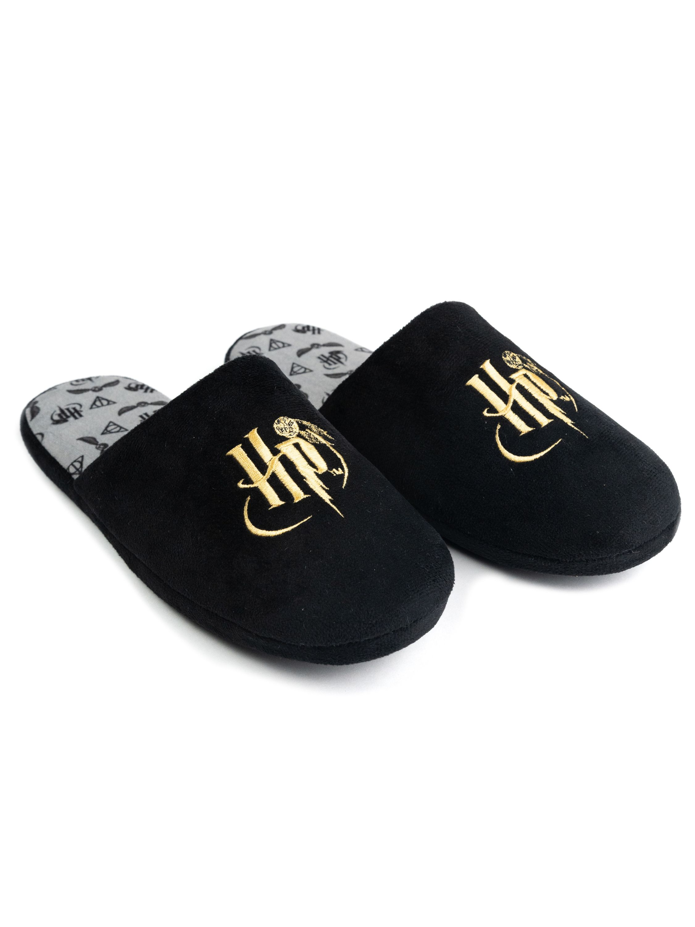 Schwarze Hausschuhe mit goldenem Harry Potter Blitz-Logo und Hogwarts-Motiv.