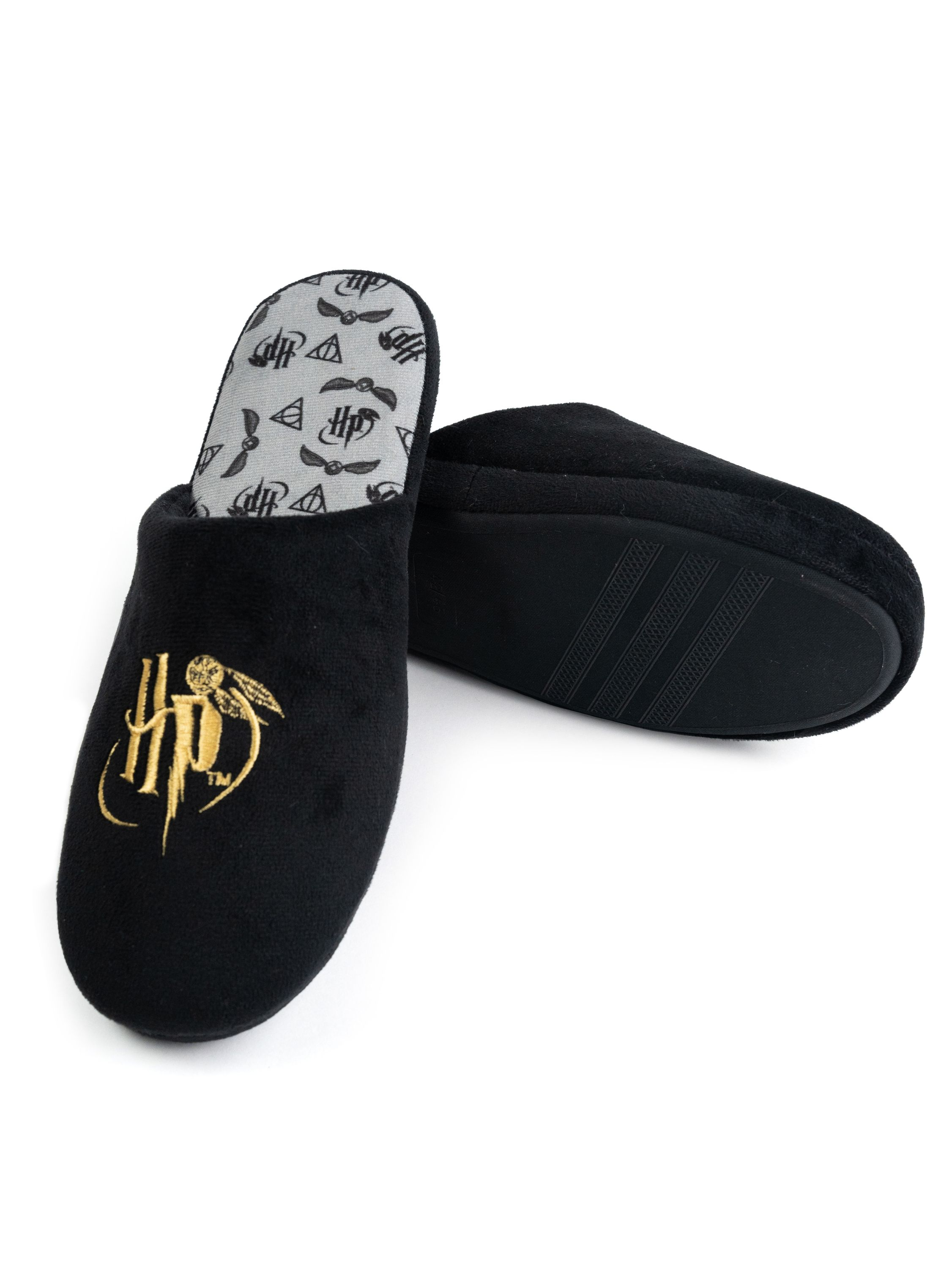 Schwarze Hausschuhe mit Harry Potter-Logo und Muster.