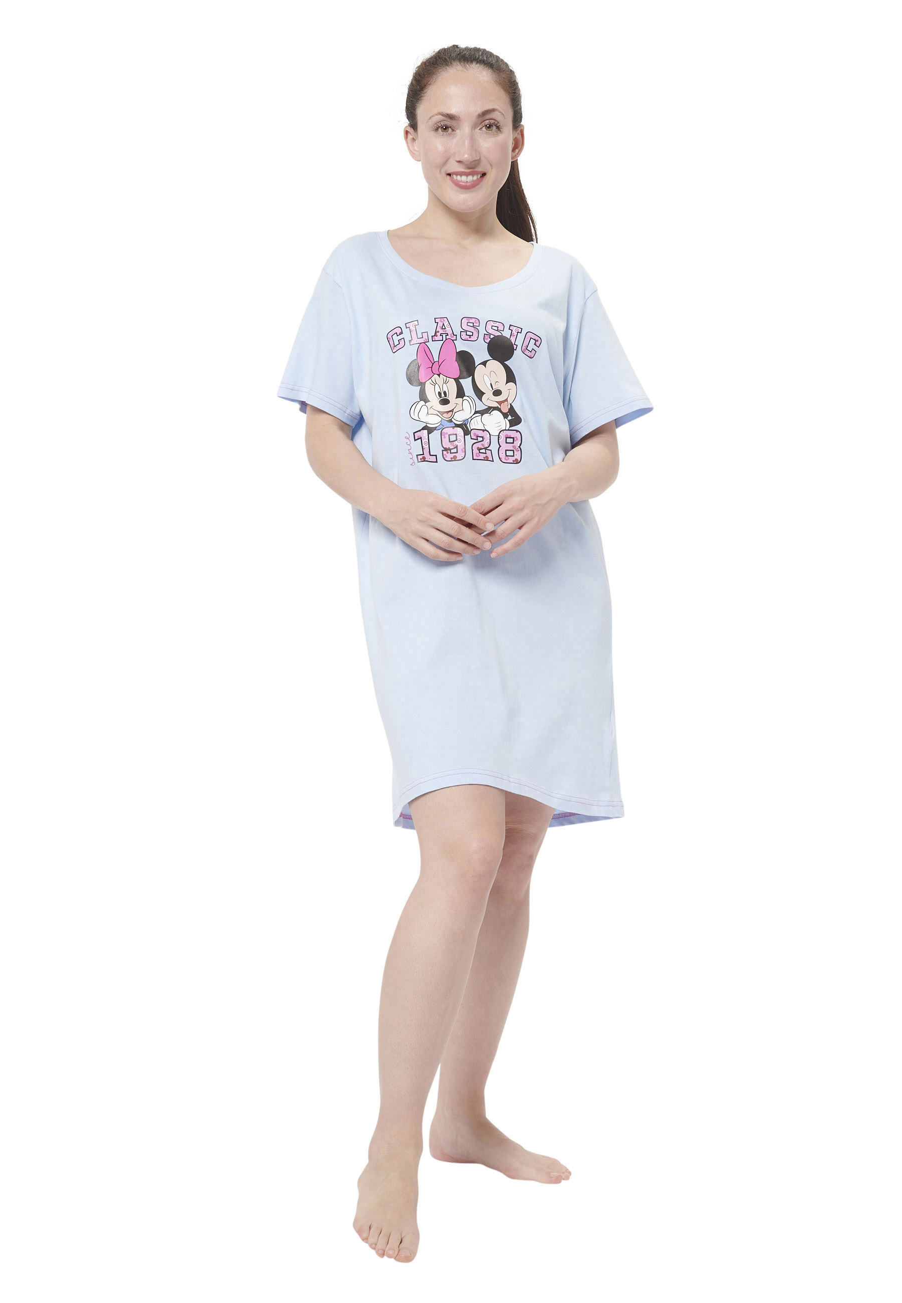 Eine Frau in einem hellblauen Nachthemd mit Mickey und Minnie Motiv.