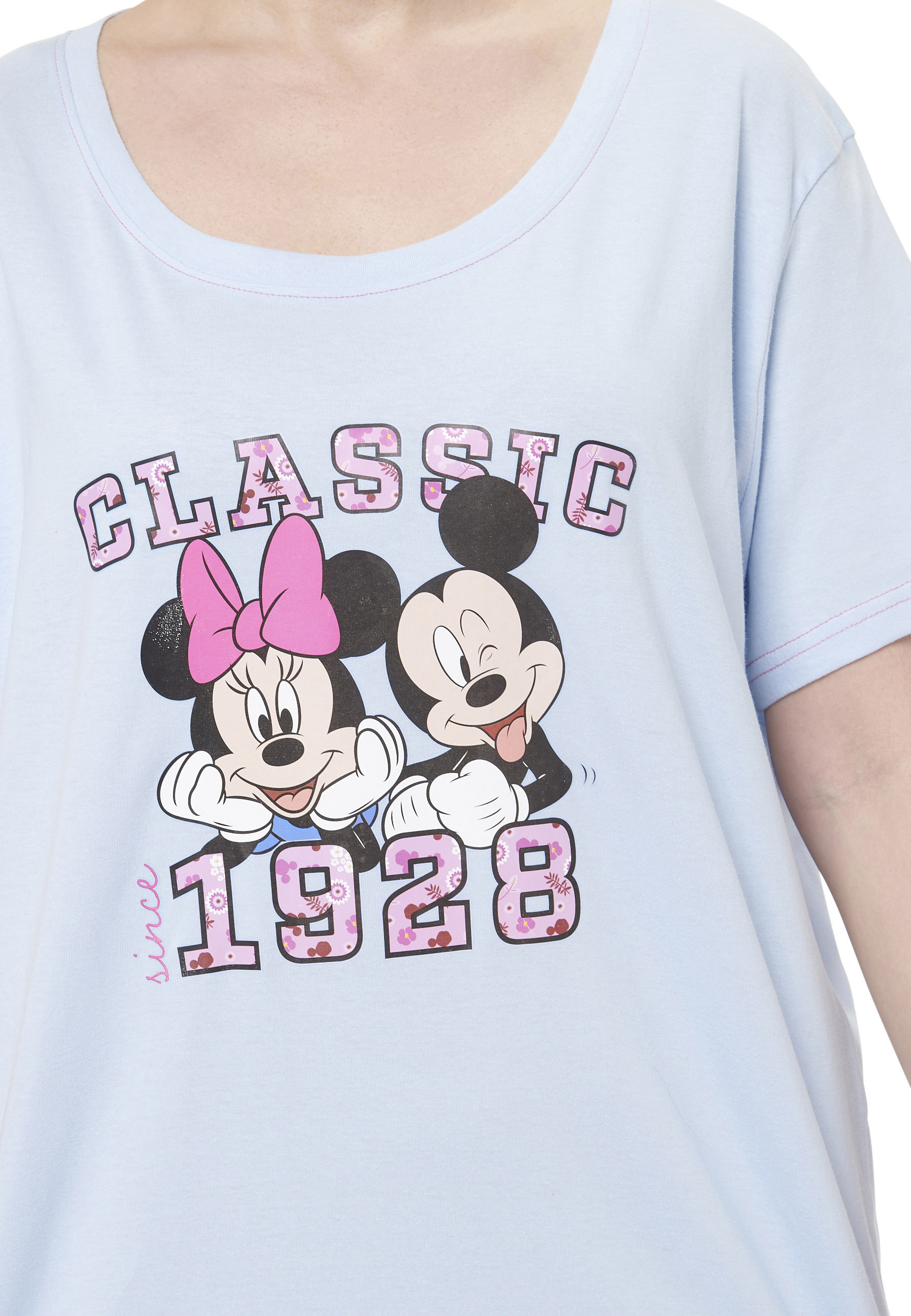 Hellblaues T-Shirt mit Micky und Minnie Maus, die "CLASSIC SINCE 1928" sagen.