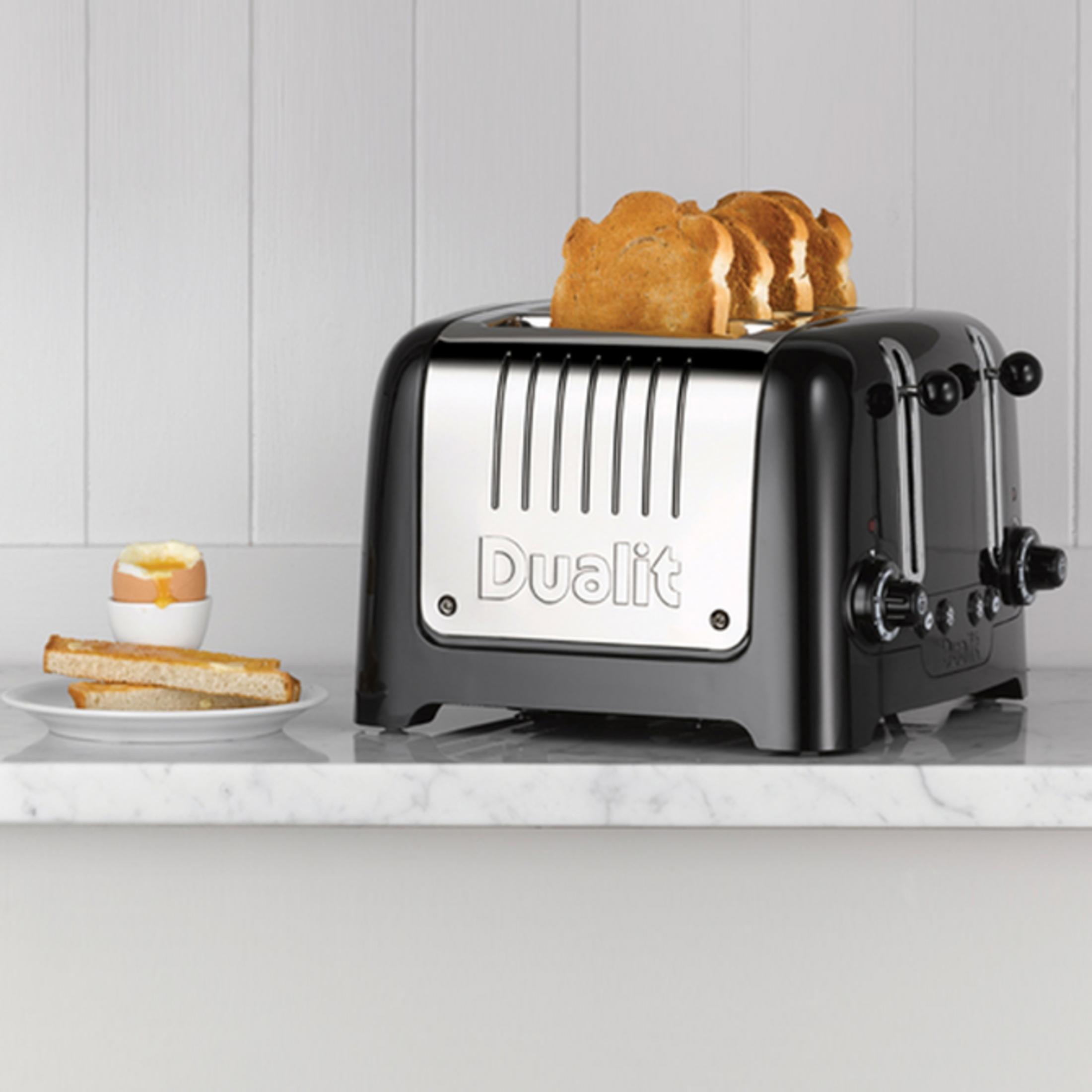 Un tostapane nero con tre fette di pane tostato e un uovo alla coque.